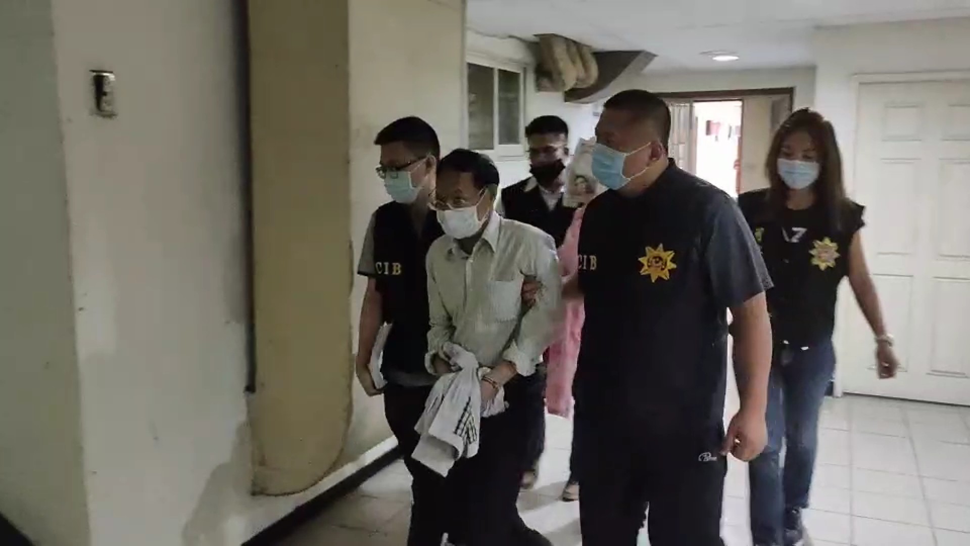 自詡五教共主的少龍徐浩城，狼狽上銬樣曝光。（讀者提供）