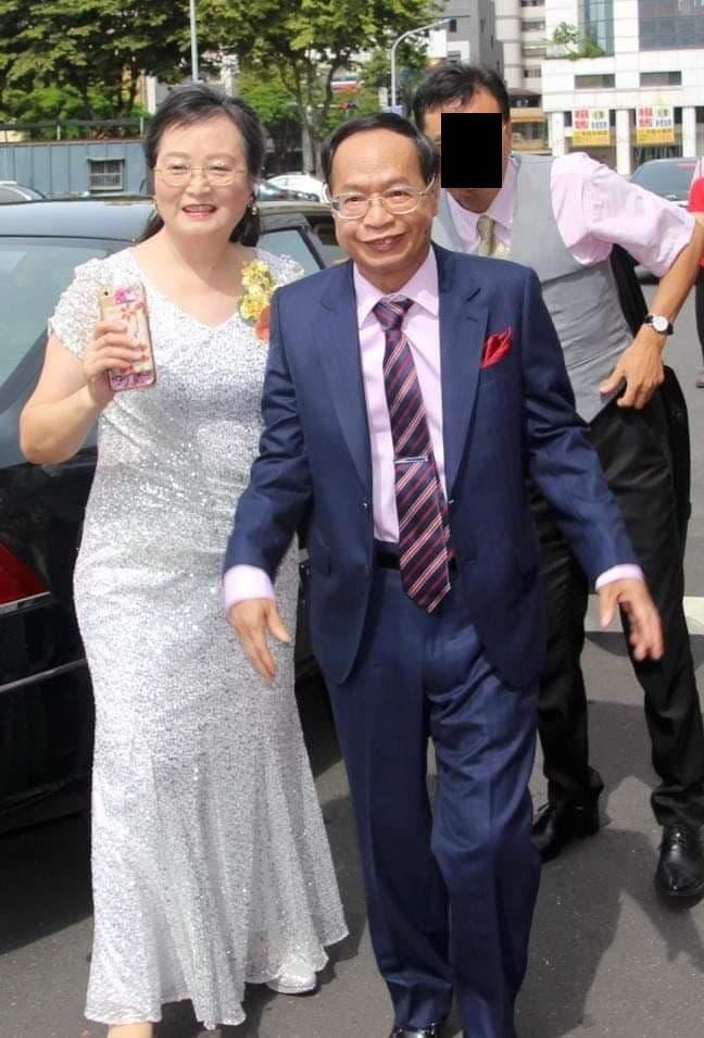 此次遭逮正是的少龍(右)與致理科大的專任講師李美華(左)。(翻攝自少龍粉絲團臉書)