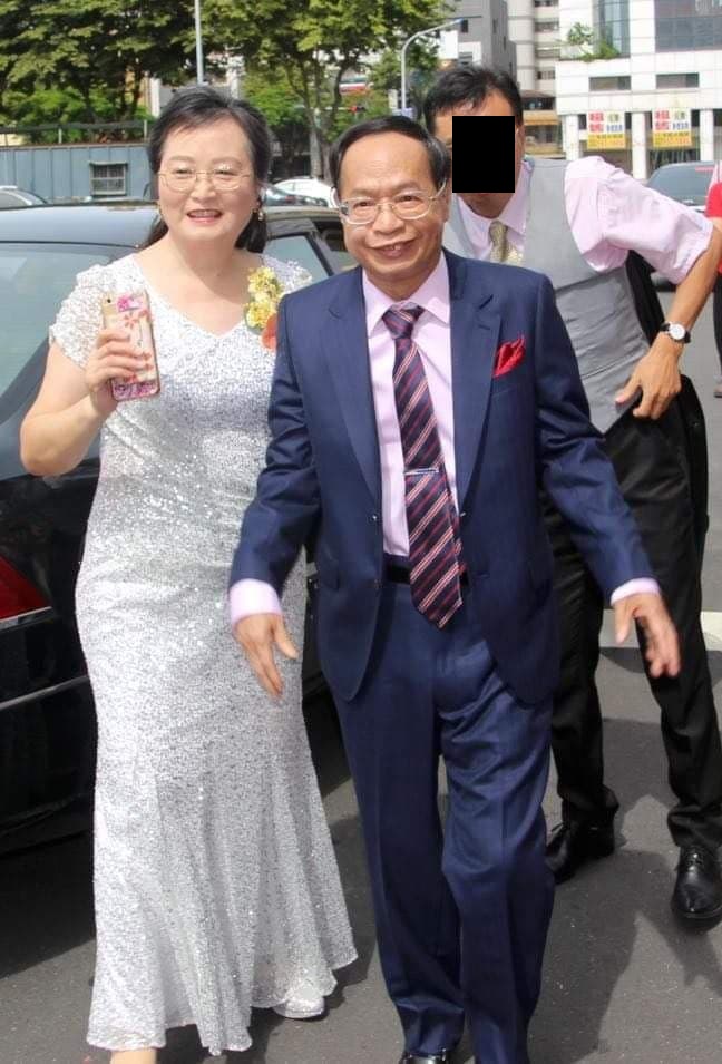 此次遭逮正是的少龍(右)與致理科大的專任講師李美華(左)。(翻攝自少龍粉絲團臉書)