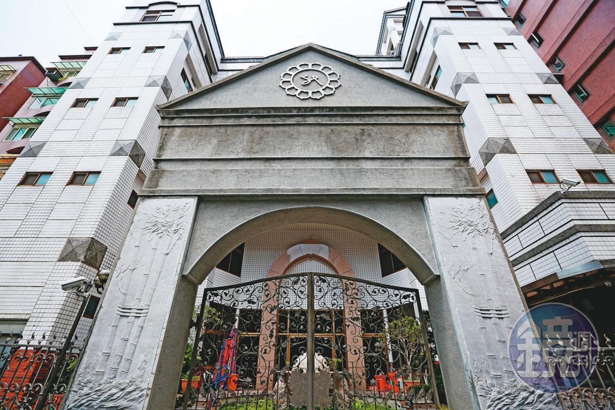 少龍貼身幹部四處在道場演講消毒,為了讓信徒持續信他們。