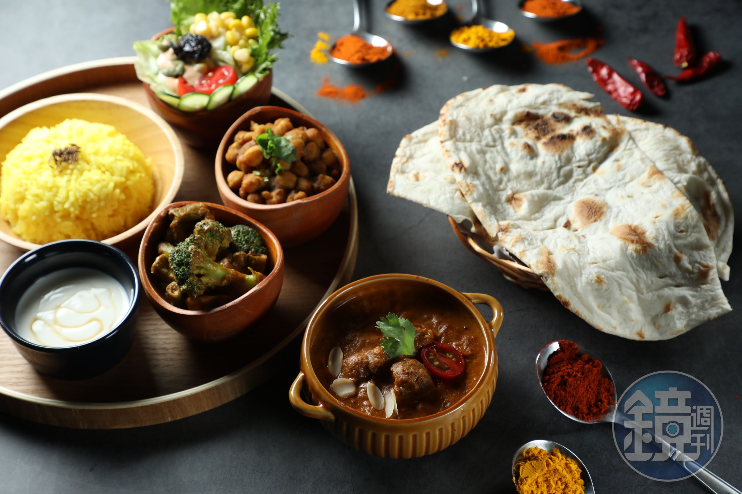 塔麗（Thali）是盤子的意思，印度人在正式餐宴會用大圓盤裝著多種咖哩、開胃小品、主食，分量十足。
