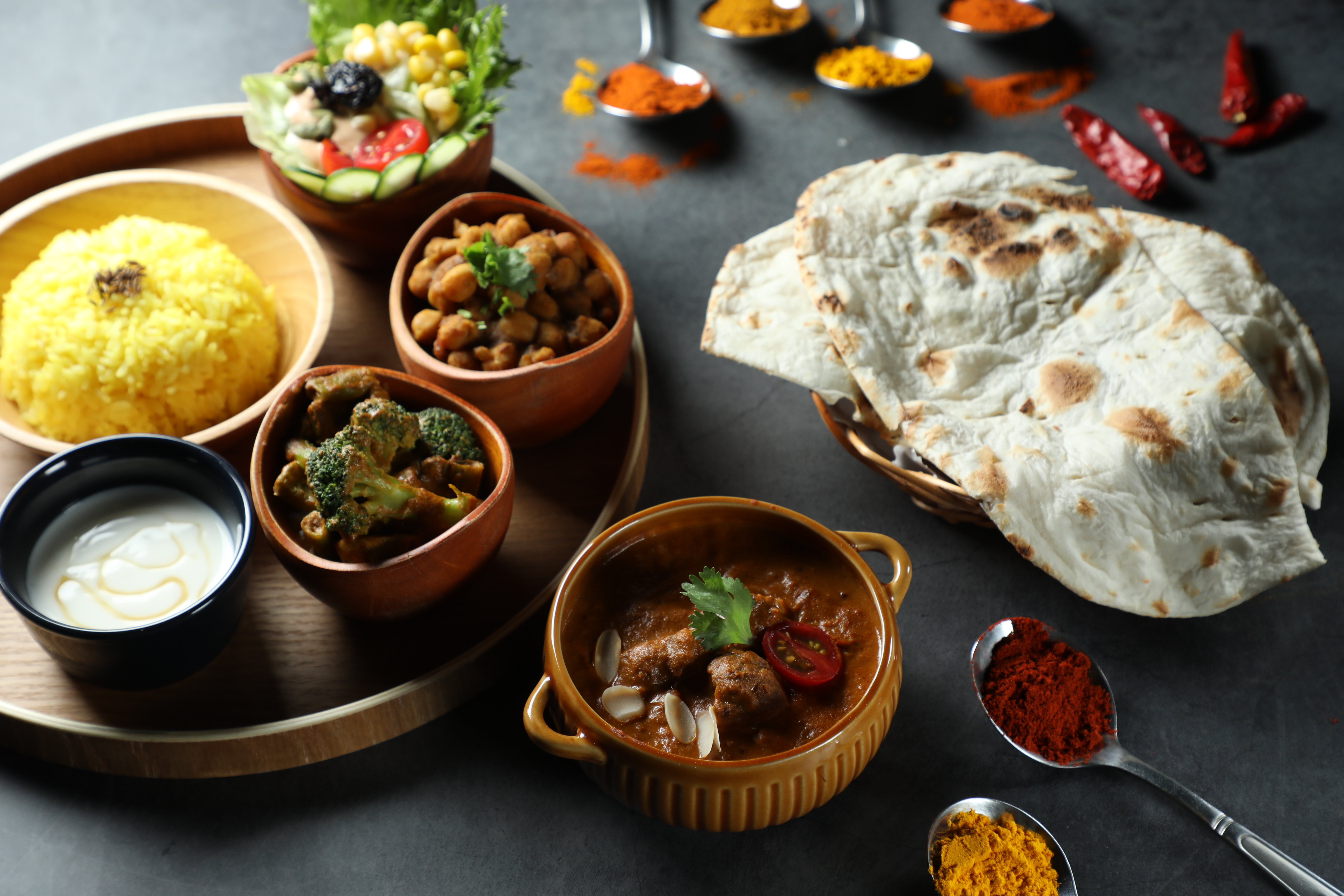 塔麗（Thali）是盤子的意思，印度人在正式餐宴會用大圓盤裝著多種咖哩、開胃小品、主食，分量十足。