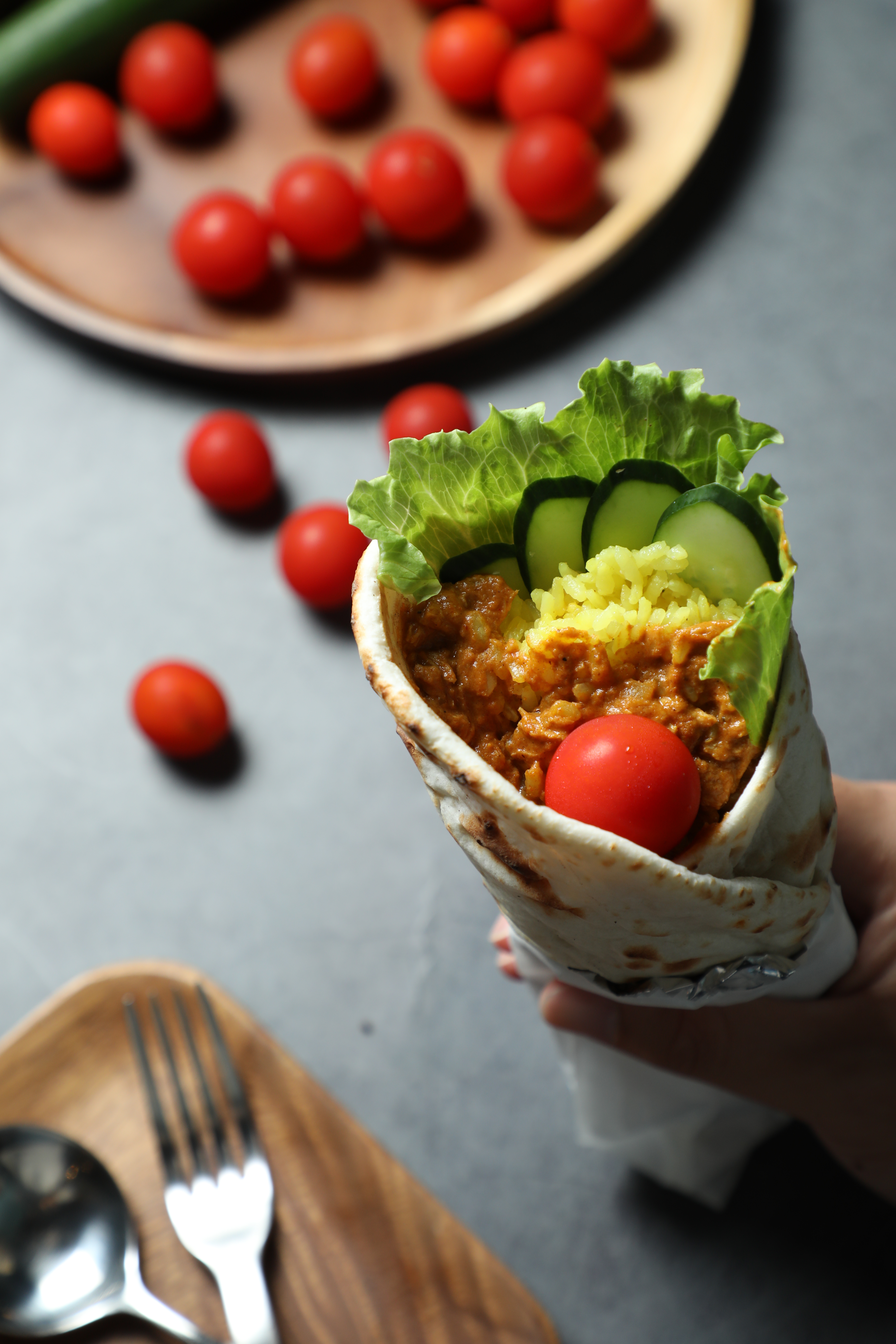 Kunsang自己研發的「咖哩雞飯捲」，是用軟Q的烤餅捲著咖哩雞飯和蔬菜，適合當下午茶點心。（100元／份）