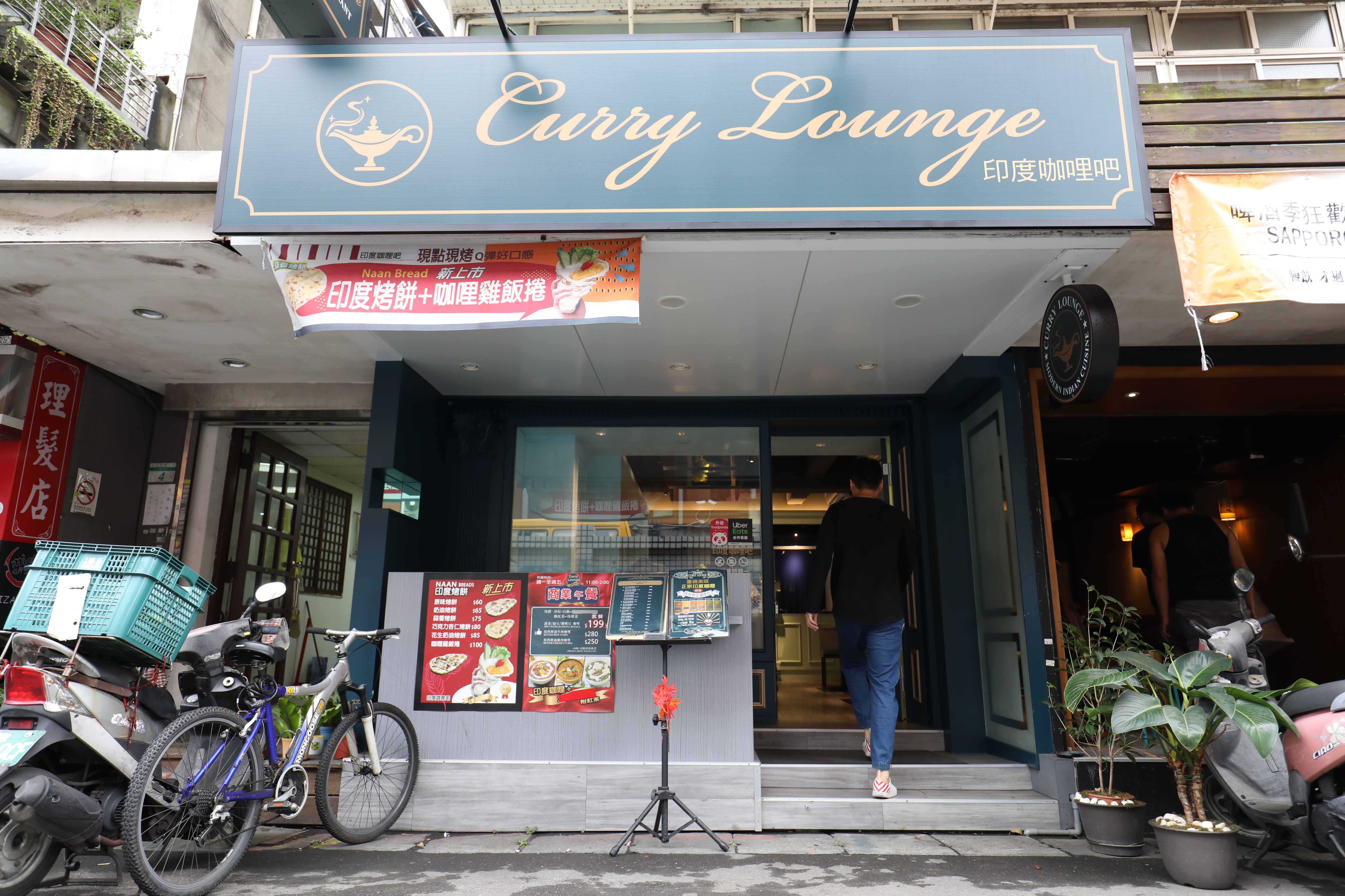 「Curry Lounge印度咖哩吧」去年10月開幕，主打用大圓盤裝著的印度塔麗料理。