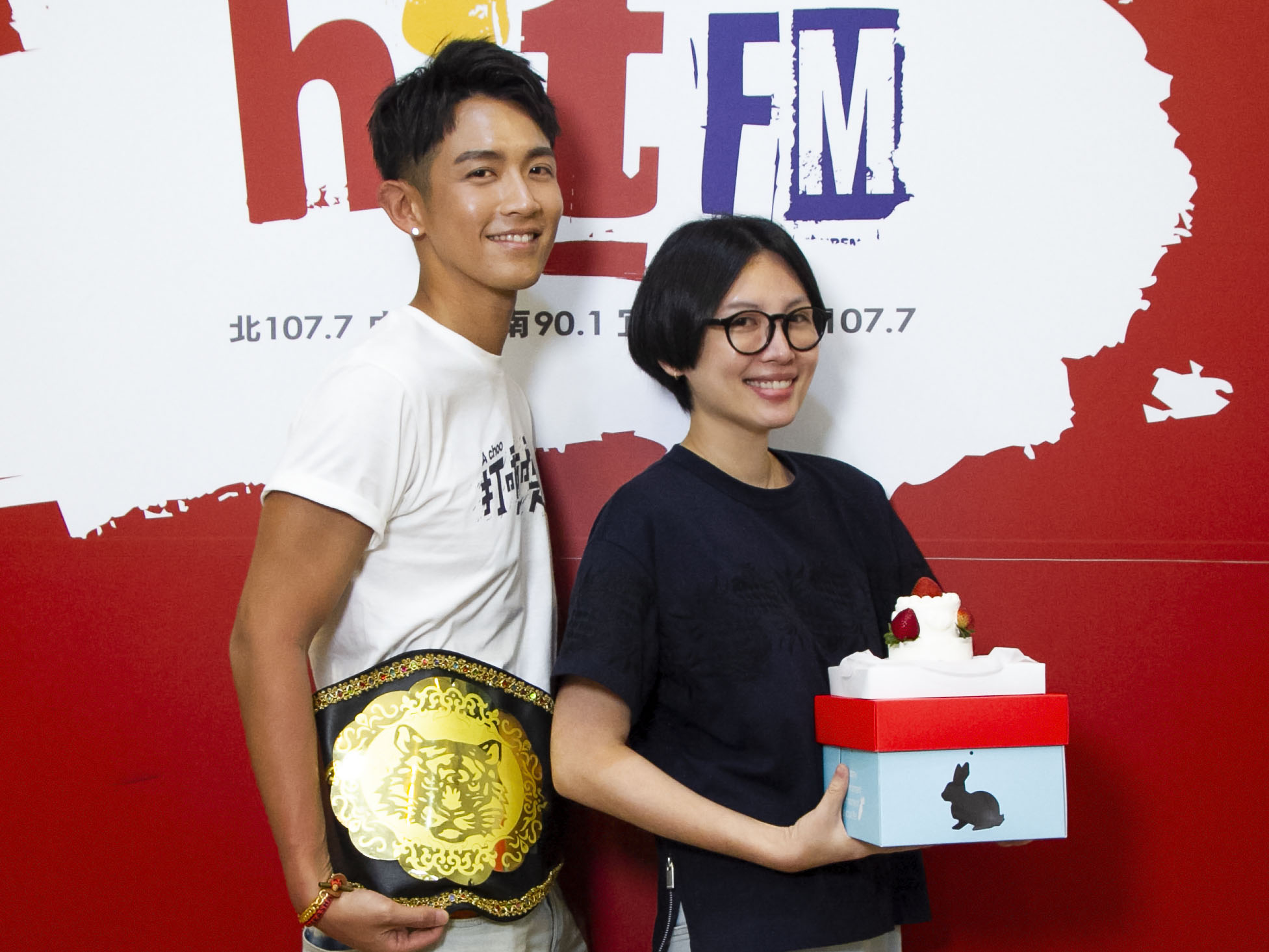 柯震東上魏如萱（右）節目，提早收到生日祝福。（HitFm提供）