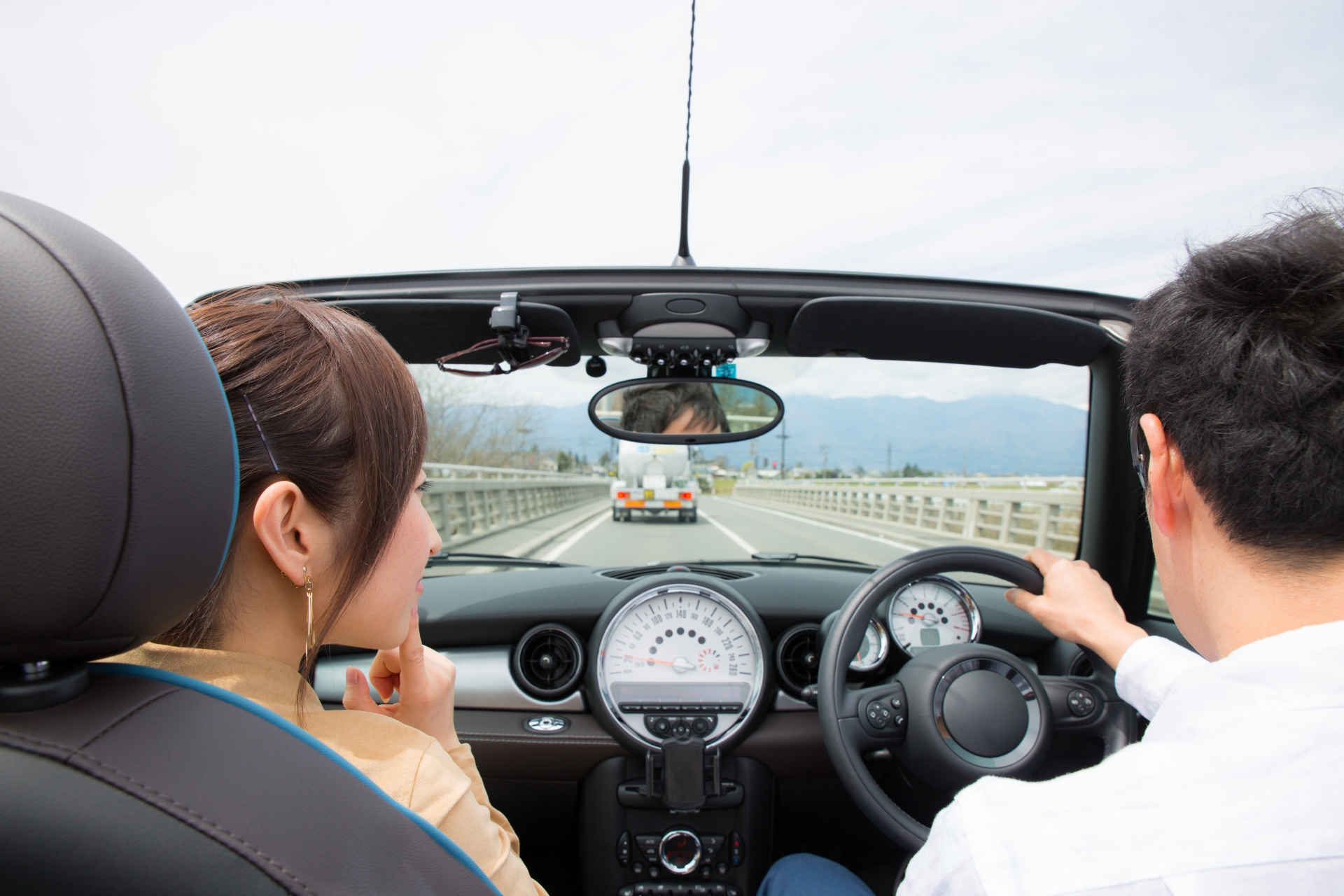 副駕駛座一直被大多女性認為是「女友寶座」。（示意圖，取自Photo A－C）
