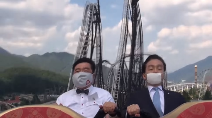日本山梨縣的富士急樂園特別請出社長岩田大昌（左）、富士急行社長堀內光一郎（右）親自示範搭雲霄飛車如何不尖叫。（翻攝富士急樂園官方YouTube頻道）