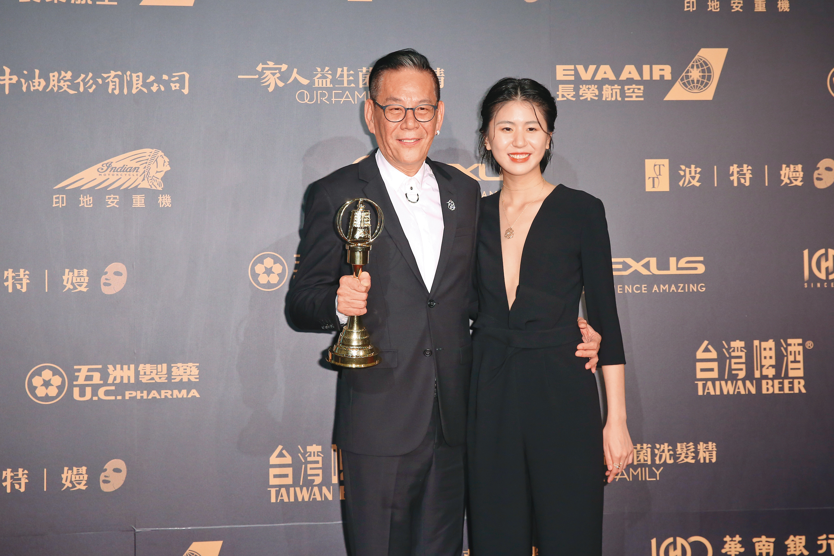 拿到期盼已久的金鐘獎戲劇節目男主角獎，龍劭華說女兒陳璇是他的幸運物。