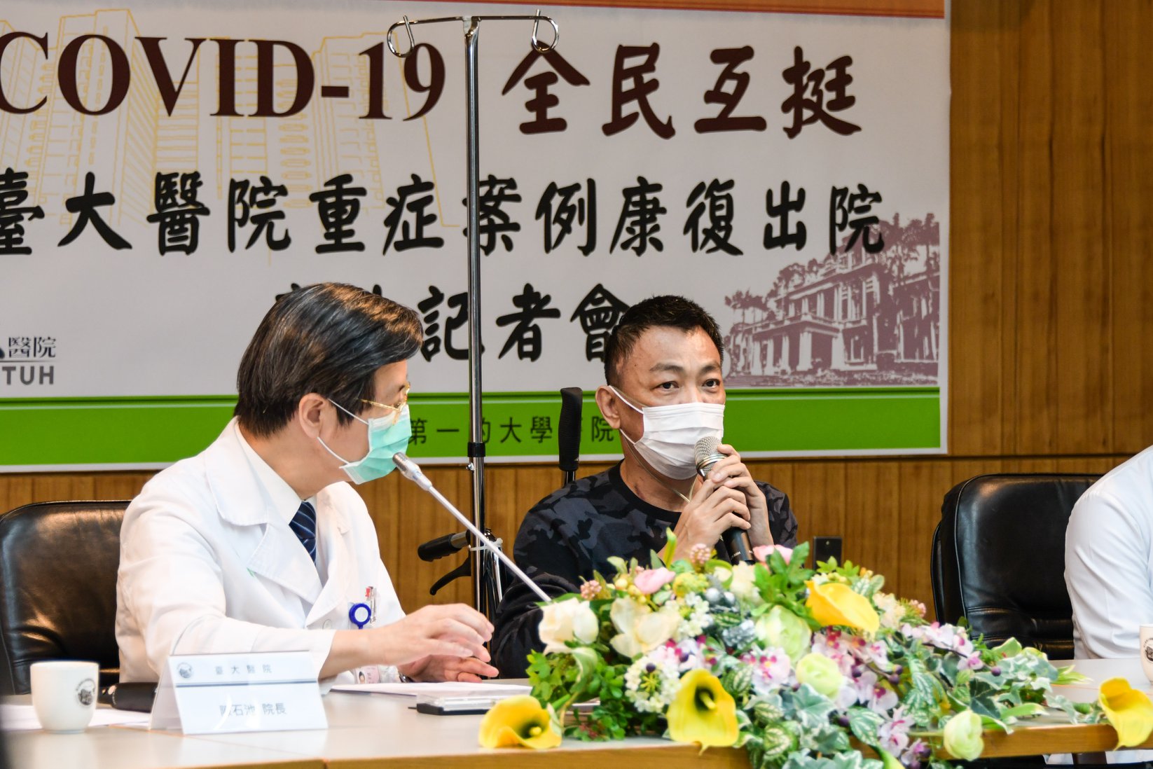 全台使用最久葉克膜搶救、住院75天的50多歲重症患者要出院了！（翻攝自台大醫院臉書）