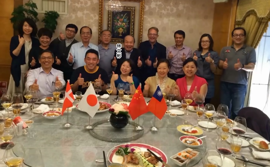 林文彬（後排左6）個人魅力十足，獨到的請客哲學，每每讓各國經銷商留下深刻印象。（智高提供）