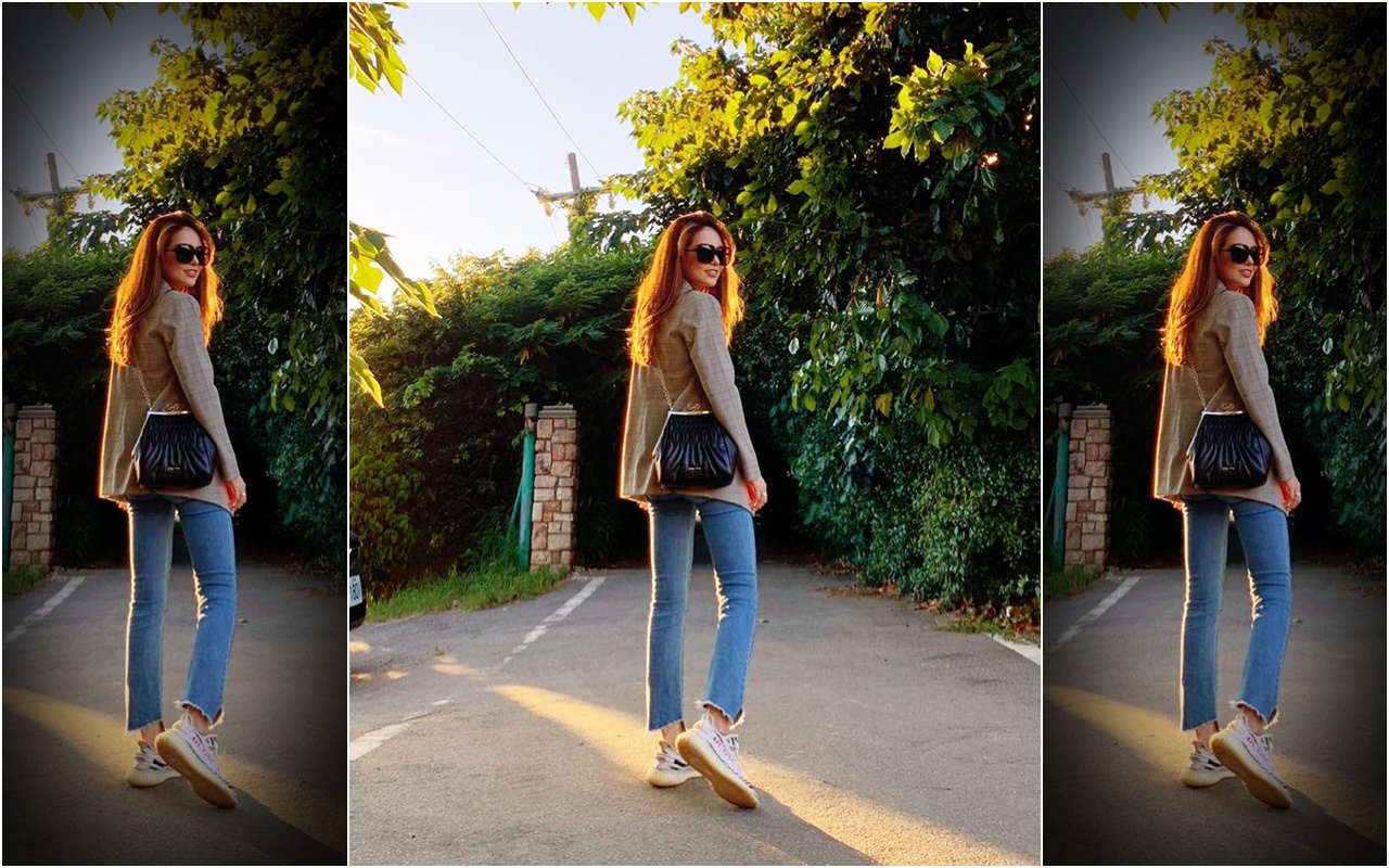 昆凌穿著格紋西裝外套搭配九分丹寧褲，黑色的復古感Degrade Matelassé是最搶鏡的配件。〈翻攝自昆凌IG〉