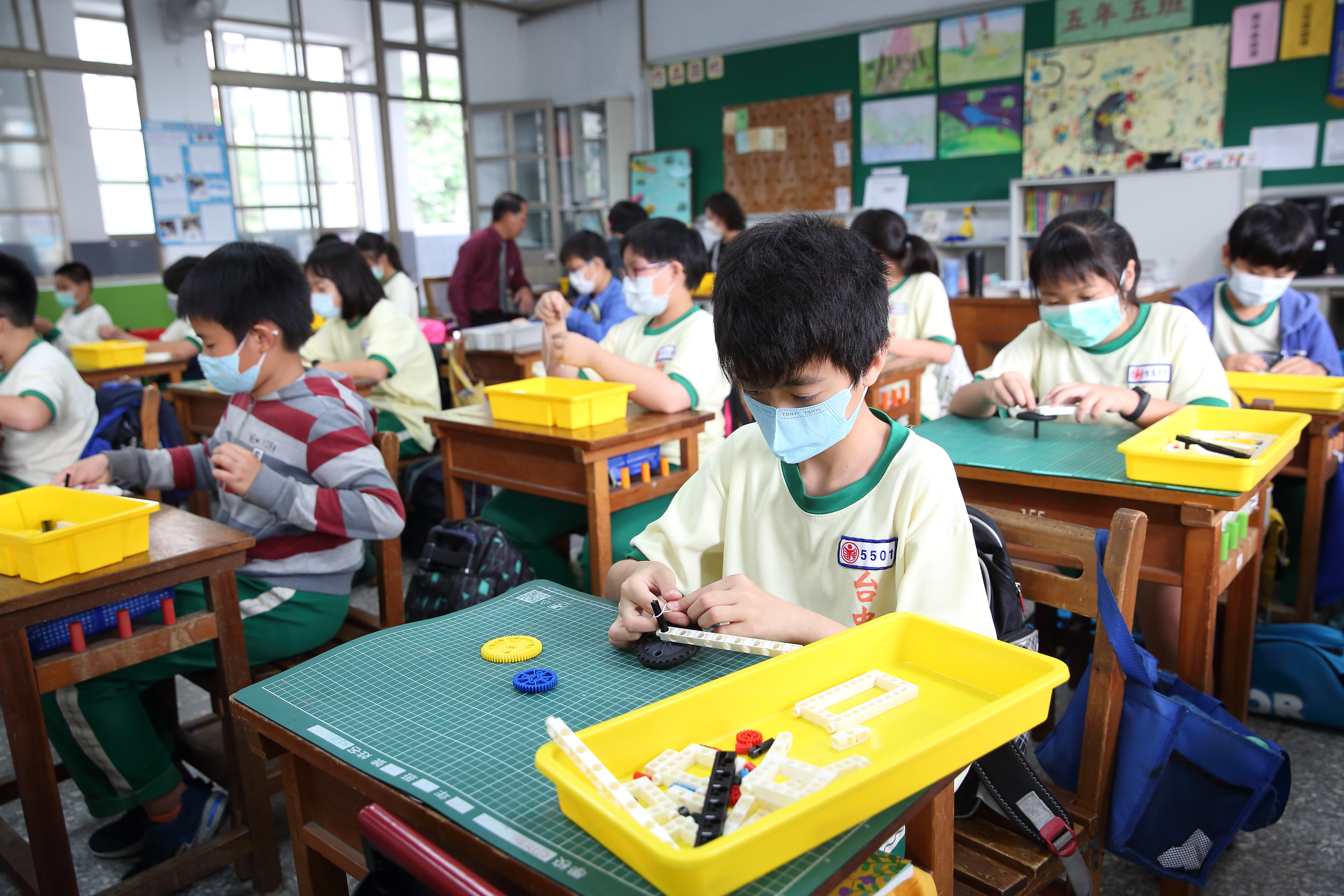 智高積木既是玩具也是教具，台中國小透過實作課程，讓孩子徹底搞懂抽象槓桿、齒輪、滑輪原理。