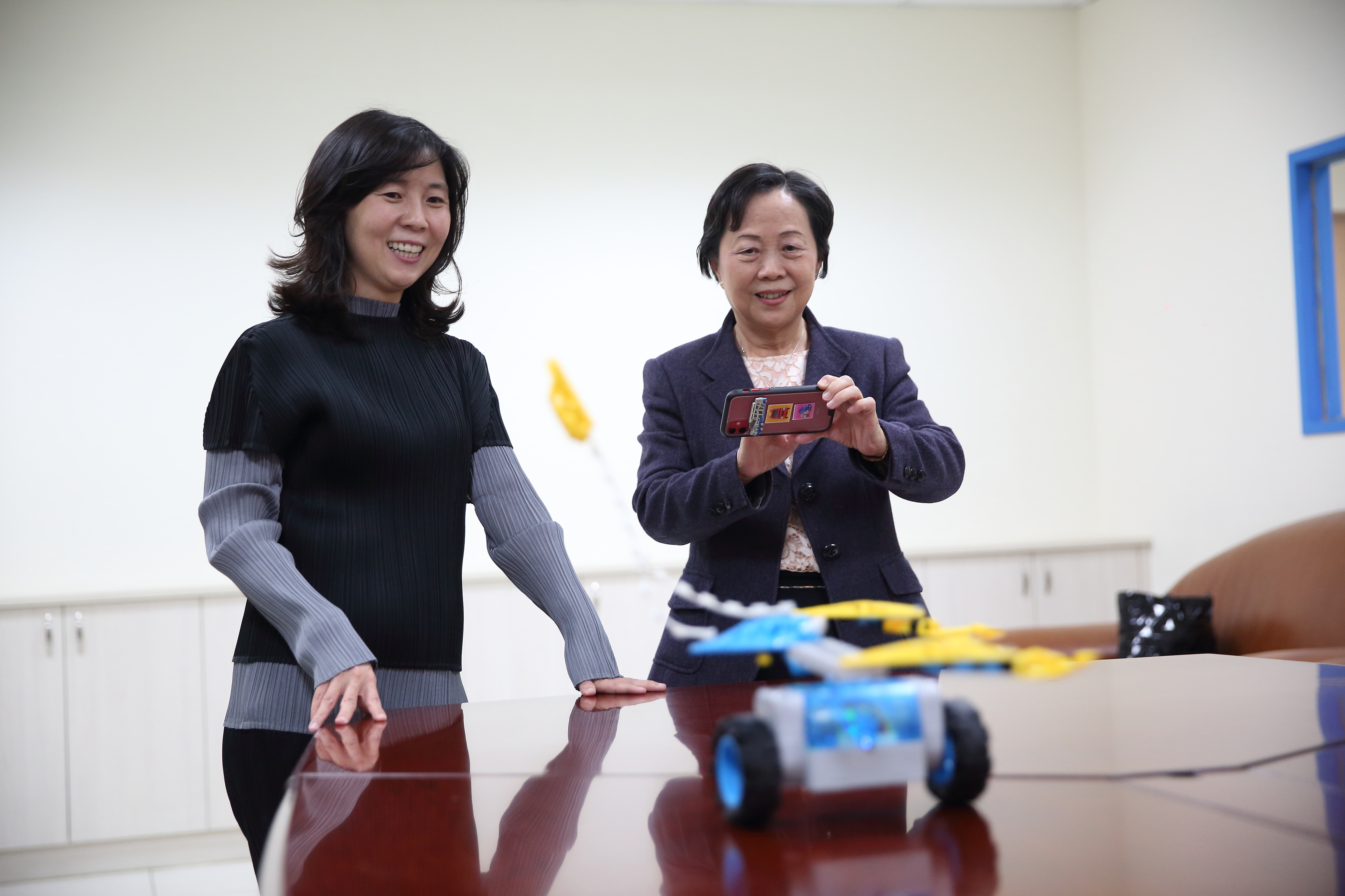 由次女林佳沛（左）主導研發的最新一代平衡編程機器人，讓孩子在遊戲中，學習物理、工程和計算機科學的跨學科知識。