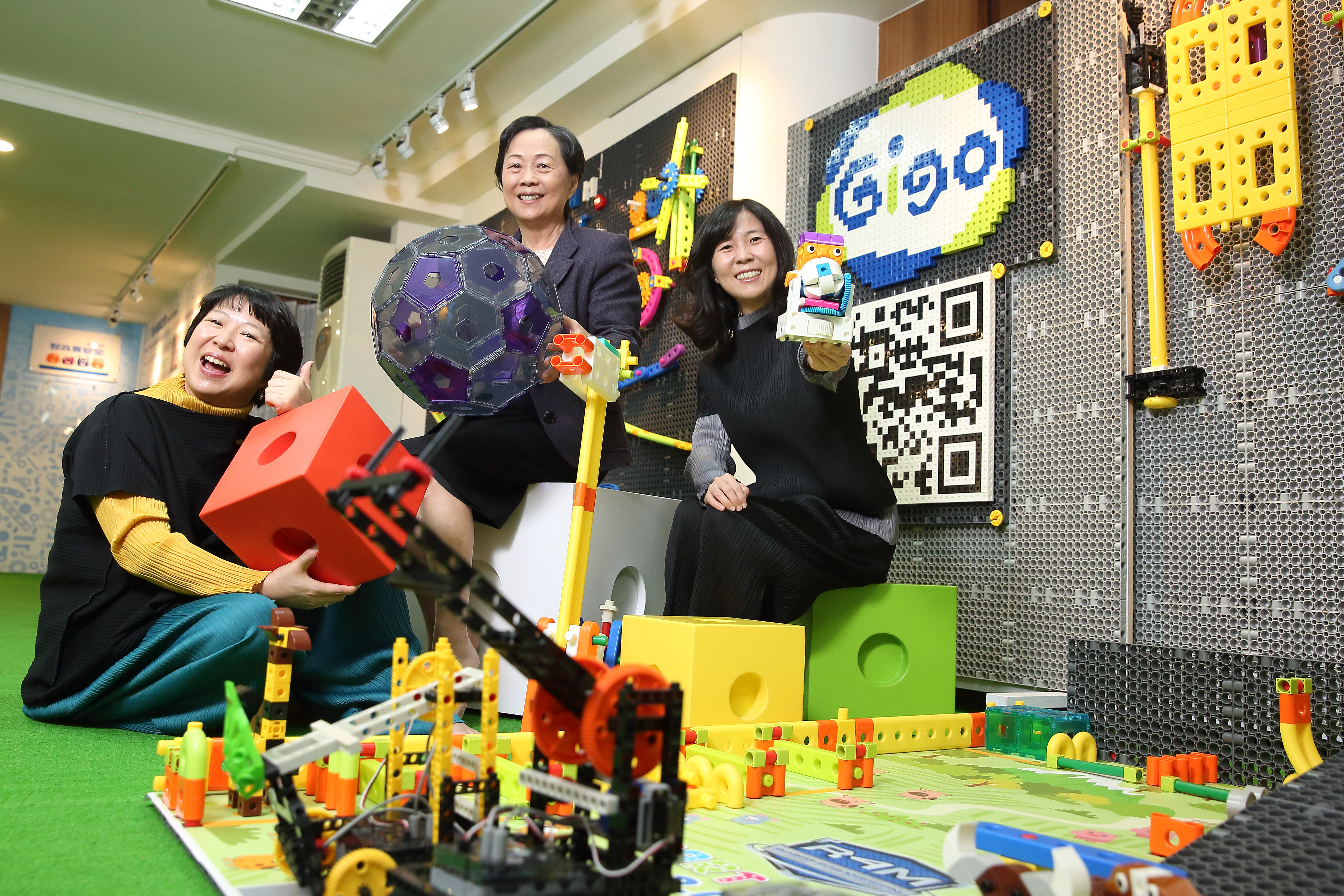 智高實業從玩具積木起家，後轉型成科學教具，董事長王麗珠（中）率領2位女兒將先生創辦的事業發揚光大。