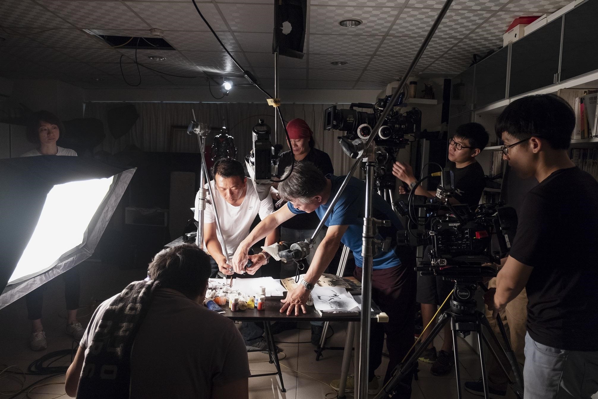 《千年一問》請到昔日鄭問的助手模擬當時創作技法。（貝殼放大提供）