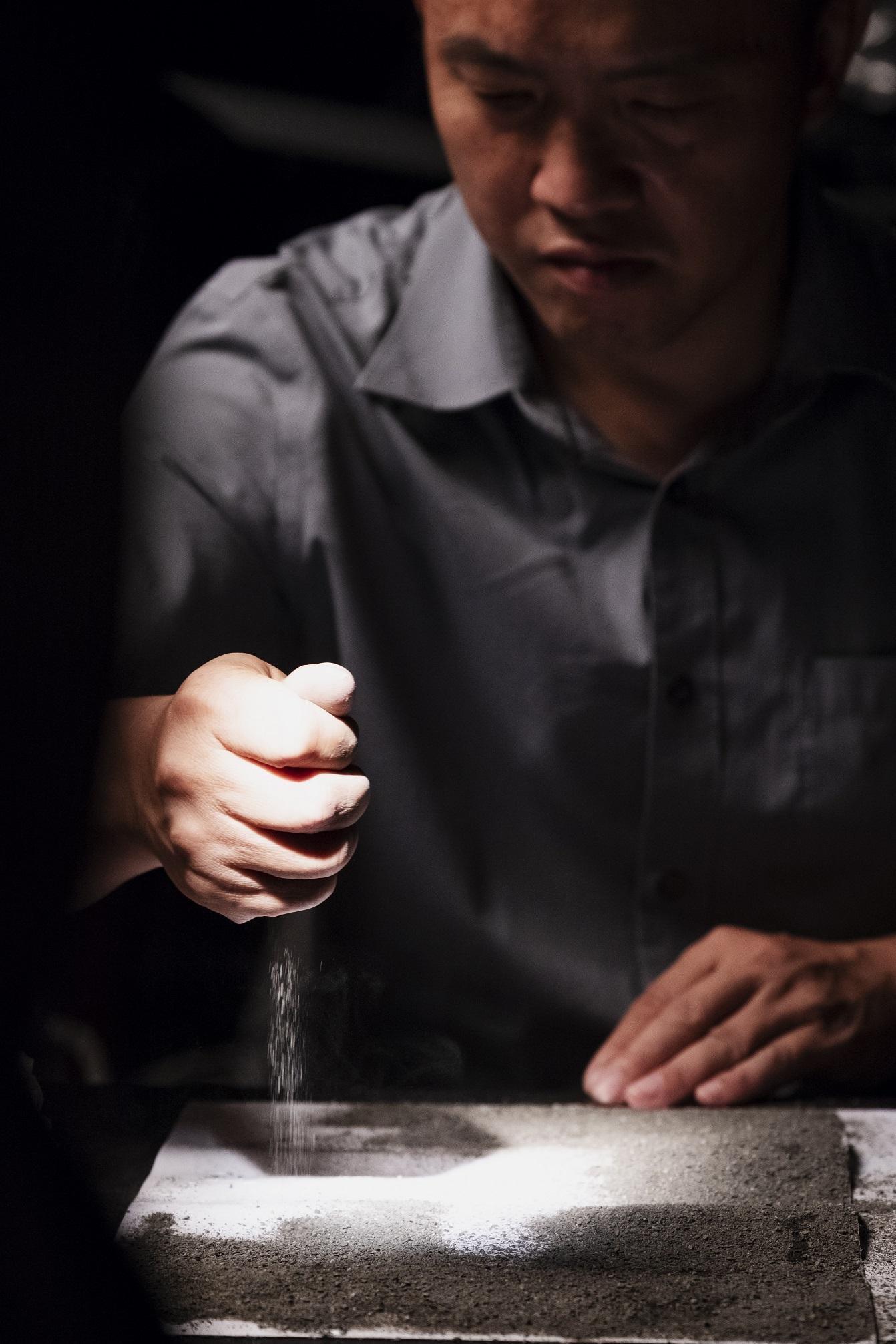 鄭問在繪畫上不斷開發新技法，《千年一問》中也重現他使用沙子等各種創作方式。（貝殼放大提供）