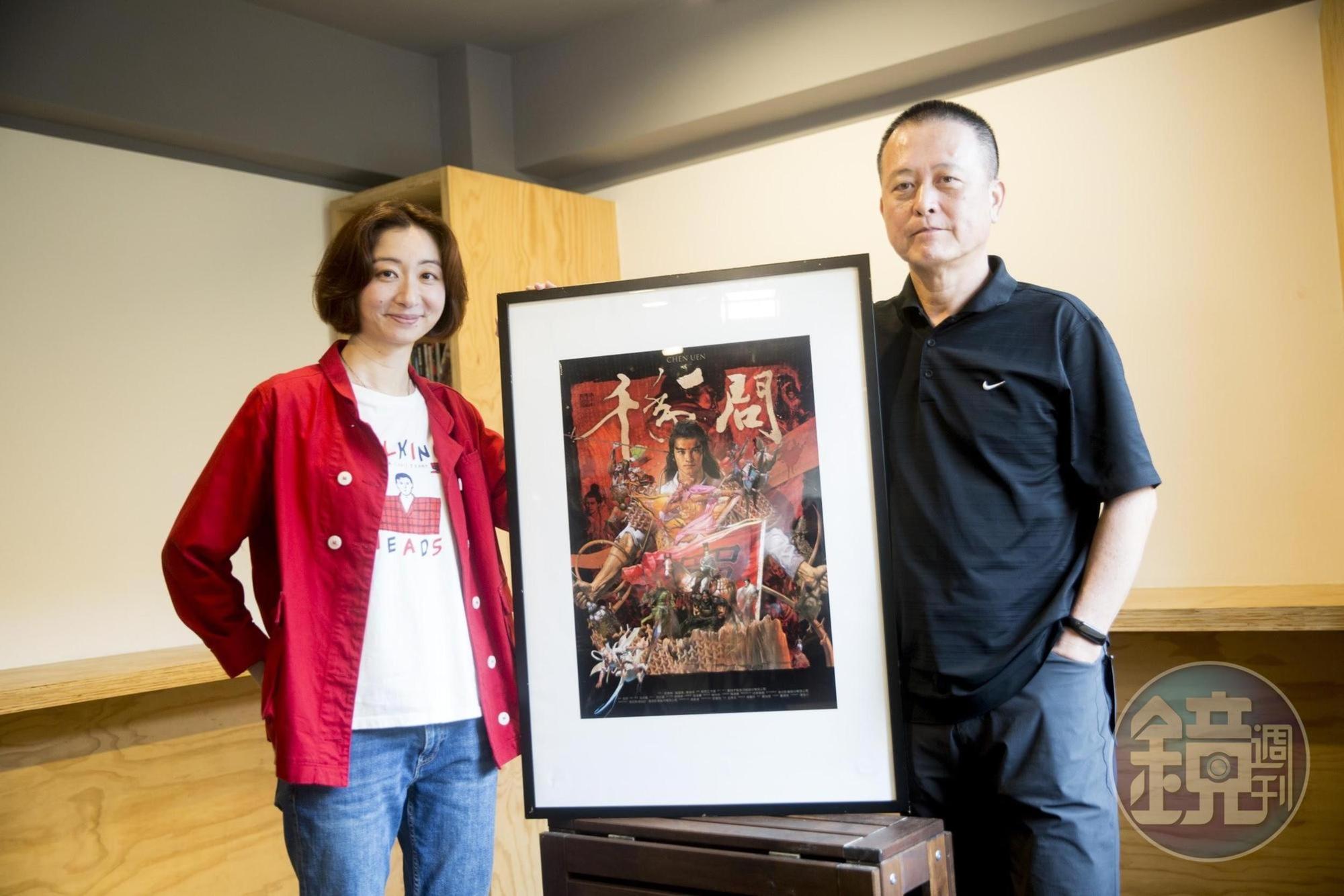 導演王婉柔（左）與資深攝影師韓允中（右），在拍攝紀錄片《千年一問》時，運用各種器材、手法，表現鄭問的作品與生平。
