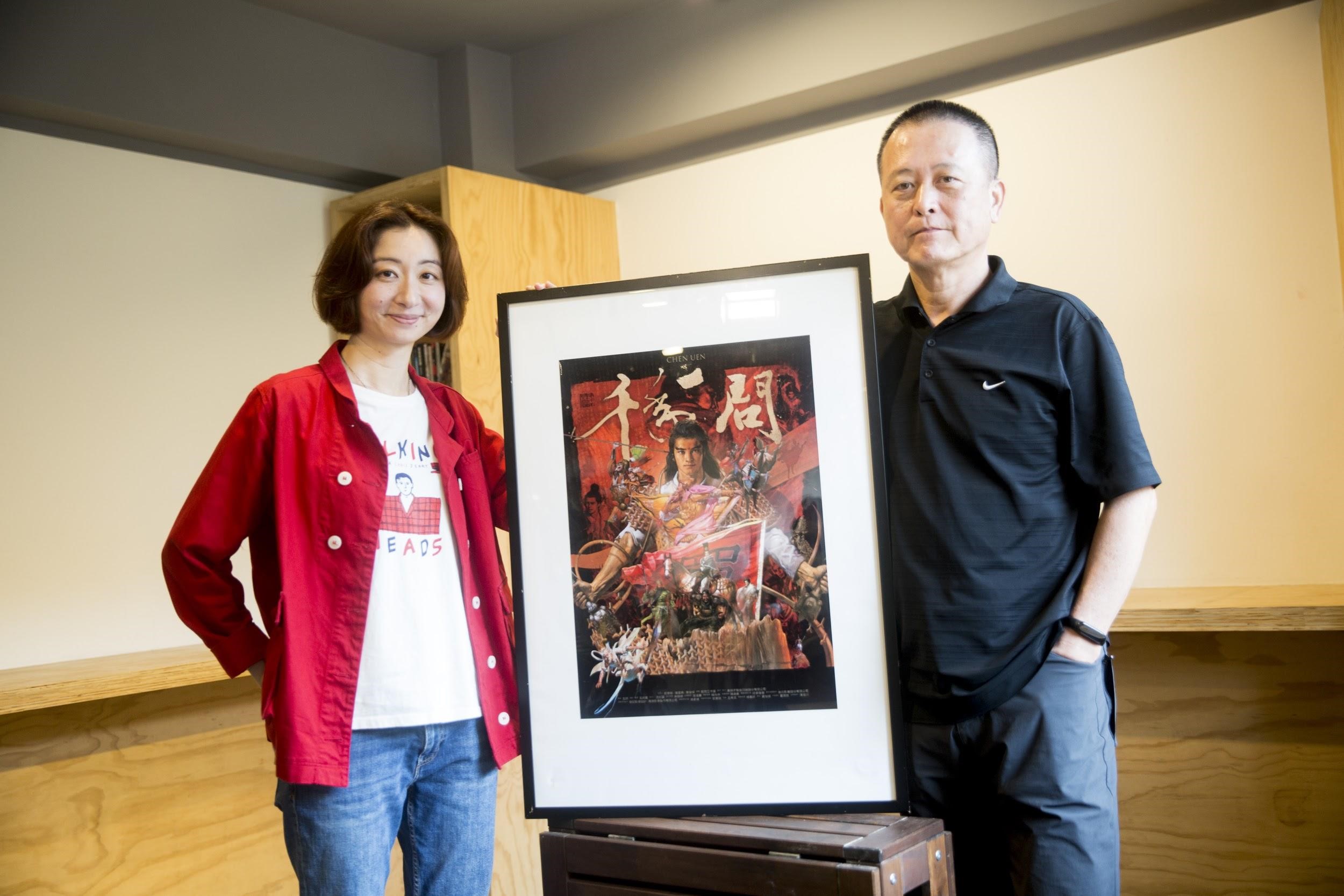 導演王婉柔（左）與資深攝影師韓允中（右），在拍攝紀錄片《千年一問》時，運用各種器材、手法，表現鄭問的作品與生平。