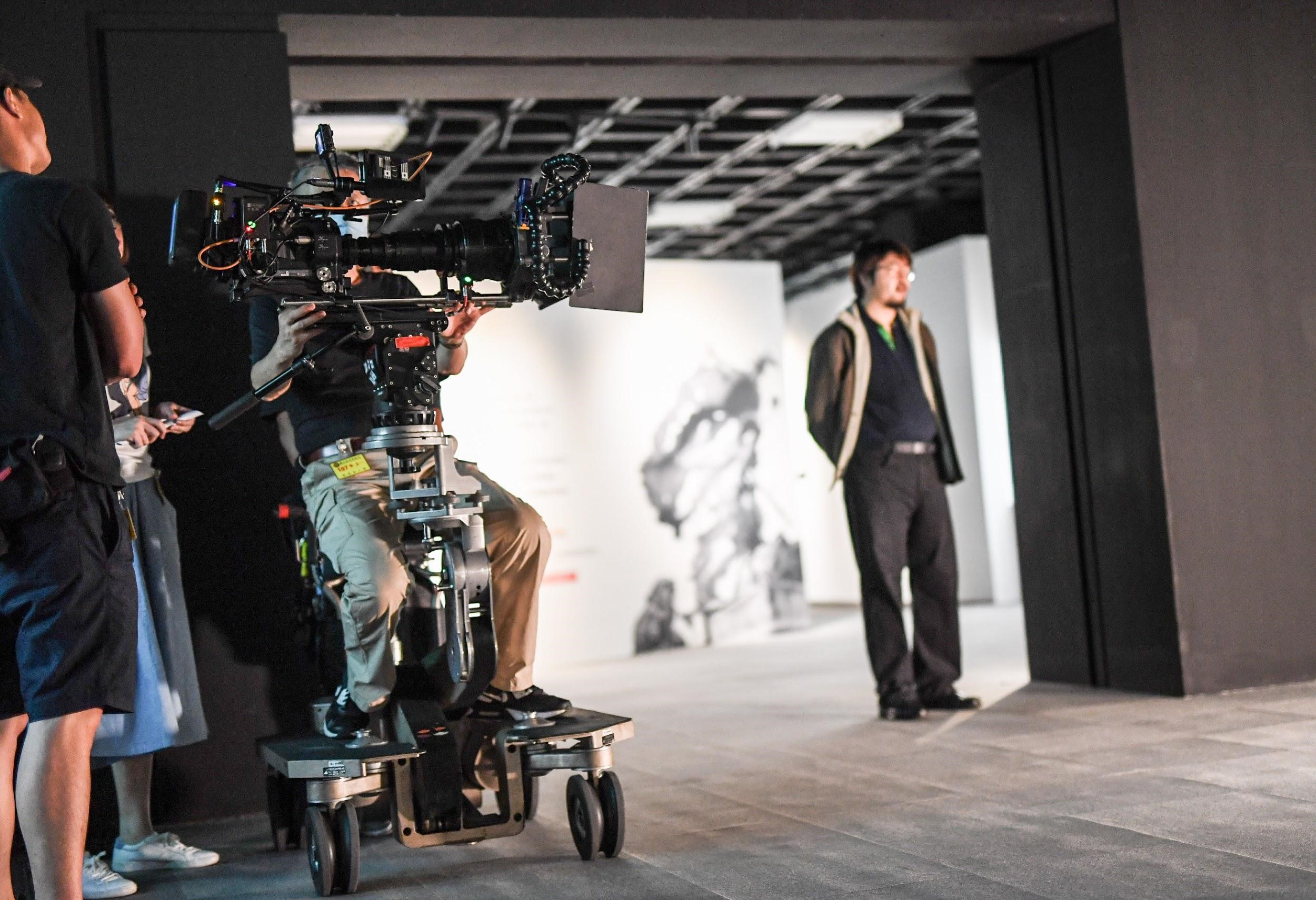 2D動畫片段由鄭問的兒子鄭植羽（右）扮演鄭問，拍攝時他得頂老妝、裝假肚子、穿戴鄭問的衣物。（貝殼放大提供）