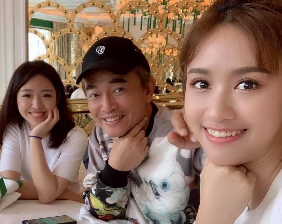 吳宗憲二女兒Vivian(左)驚傳被求婚成功,對象是前新北市長朱立倫外甥。(翻攝自吳宗憲臉書)
