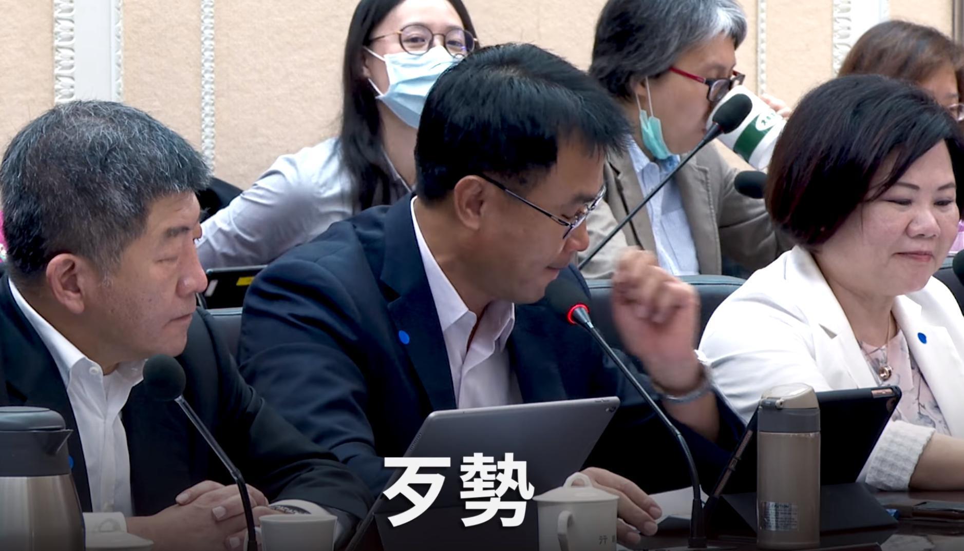 農委會主委陳吉仲在報告會議上談到口蹄疫突然哽咽，自曝當年家裡就損失了400萬、500萬。（翻攝自蘇貞昌臉書）