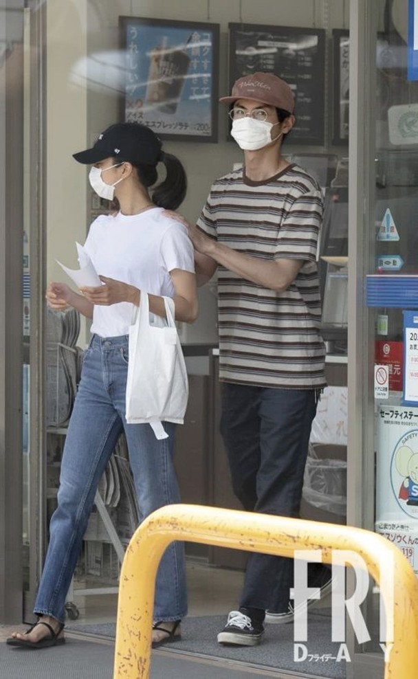 高良健吾與黑島結菜到超商影印後一起離開。（翻攝Friday網站）