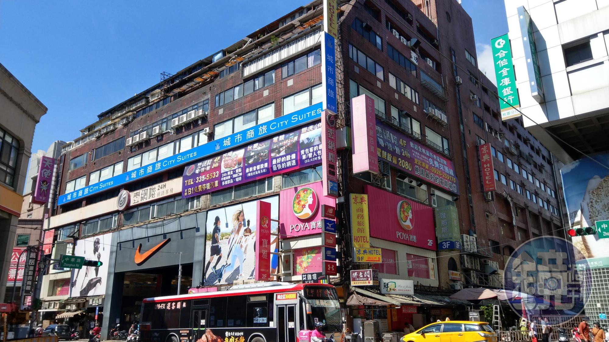 樂嘉康復之家位於桃園火車站前鬧區(藍色招牌處樓層),業者聽政府指示,砸千萬裝潢,卻未獲准設立。
