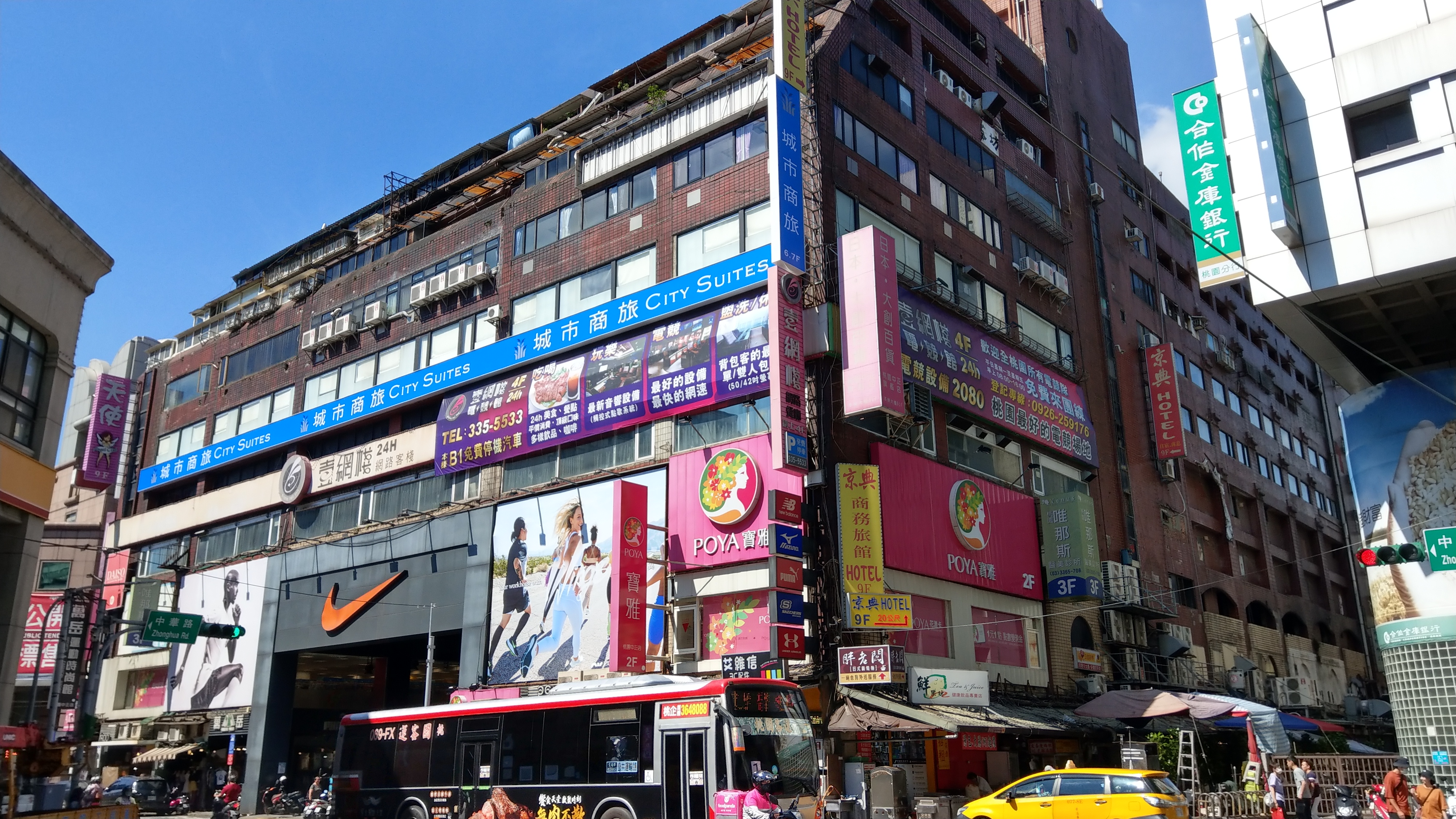 樂嘉康復之家位於桃園火車站前鬧區（藍色招牌處樓層），業者聽政府指示，砸千萬裝潢，卻未獲准設立。