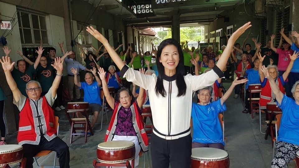 陳明真回歸家庭,還不排斥有更多小孩。(翻攝自「願有情」粉絲團)