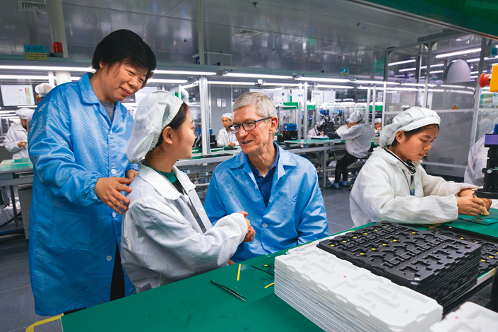 精密製造業龍頭立訊，是中証5G通信主題指數第一大成分股，蘋果執行長庫克(右2)曾親臨造訪。（翻攝自Apple官網）
