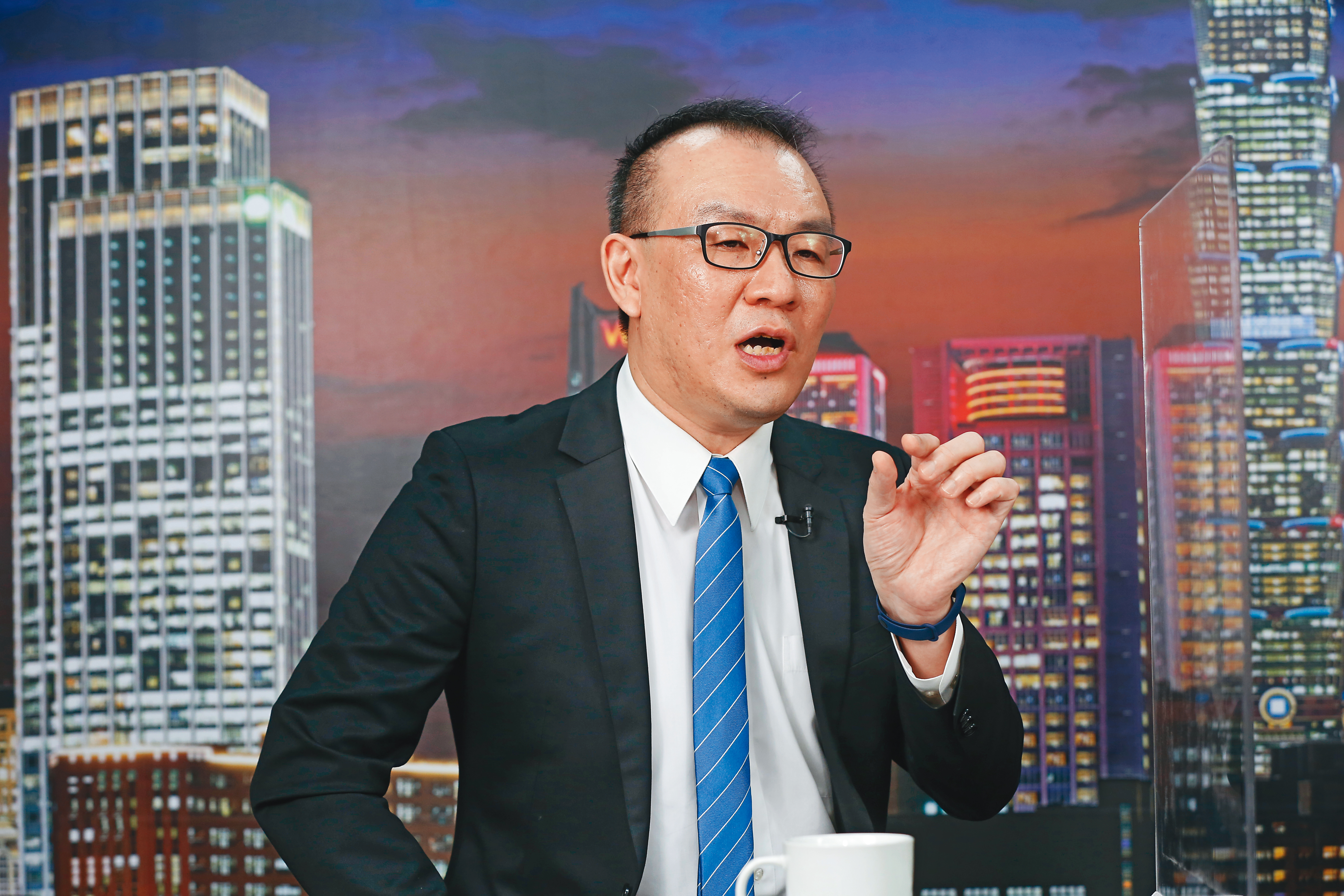 復華中國5G通信ETF基金經理人廖崇文指出,今年中國要砸人民幣3千億元在5G基地台建設,等於政策報牌。