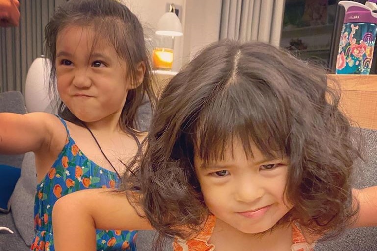 咘咘和波妞在家模仿賈靜雯的時尚擺拍照。（翻攝賈靜雯粉絲專頁）