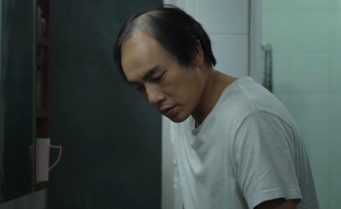 秦昊在新作扮演代課數學老師，演技精湛令人懼怕，但都不及他的禿頭造型吸睛。（翻攝自微博）