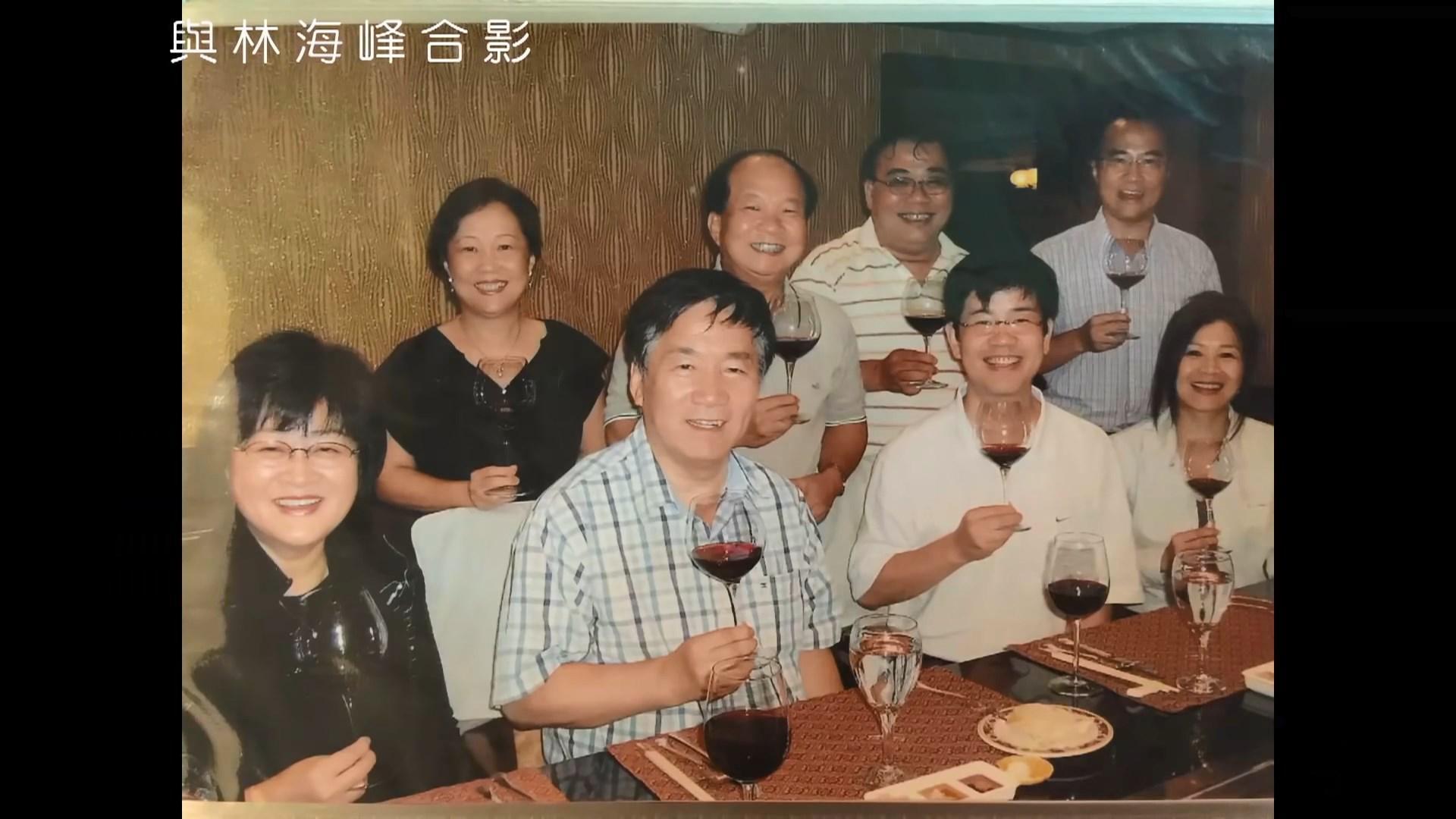 林文彬（後排左2）與王麗珠（後排左1）夫婦都是圍棋手林海峰（前排左2）的粉絲。（智高提供）