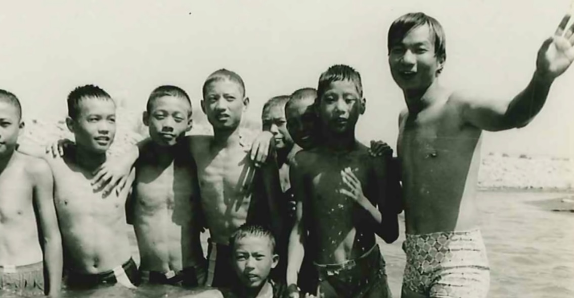 林文彬（右）和學生沒有距離，他帶領棒球校隊集訓。（智高提供）