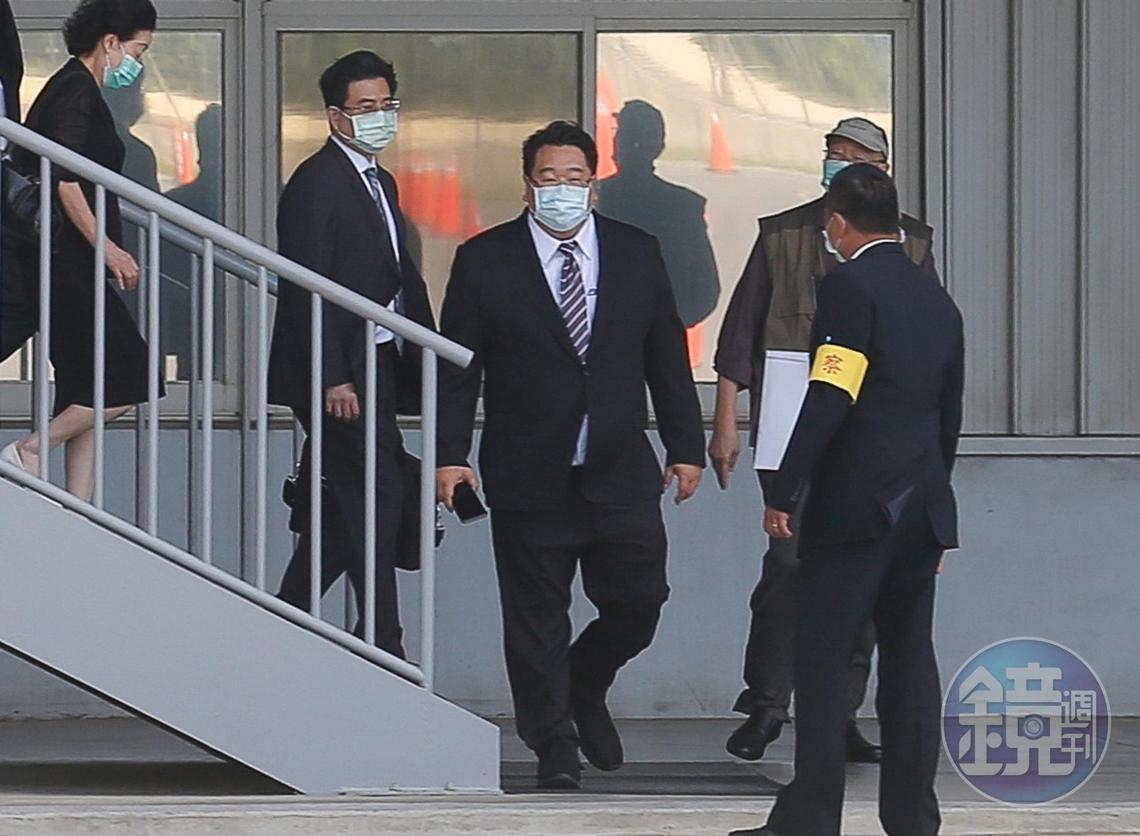 面對市場派突襲,泰豐董事長馬述健(中)也早早到公司坐鎮。