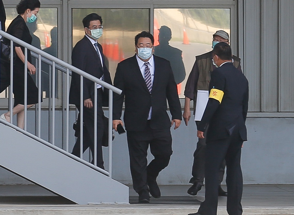 面對市場派突襲,泰豐董事長馬述健(中)也早早到公司坐鎮。