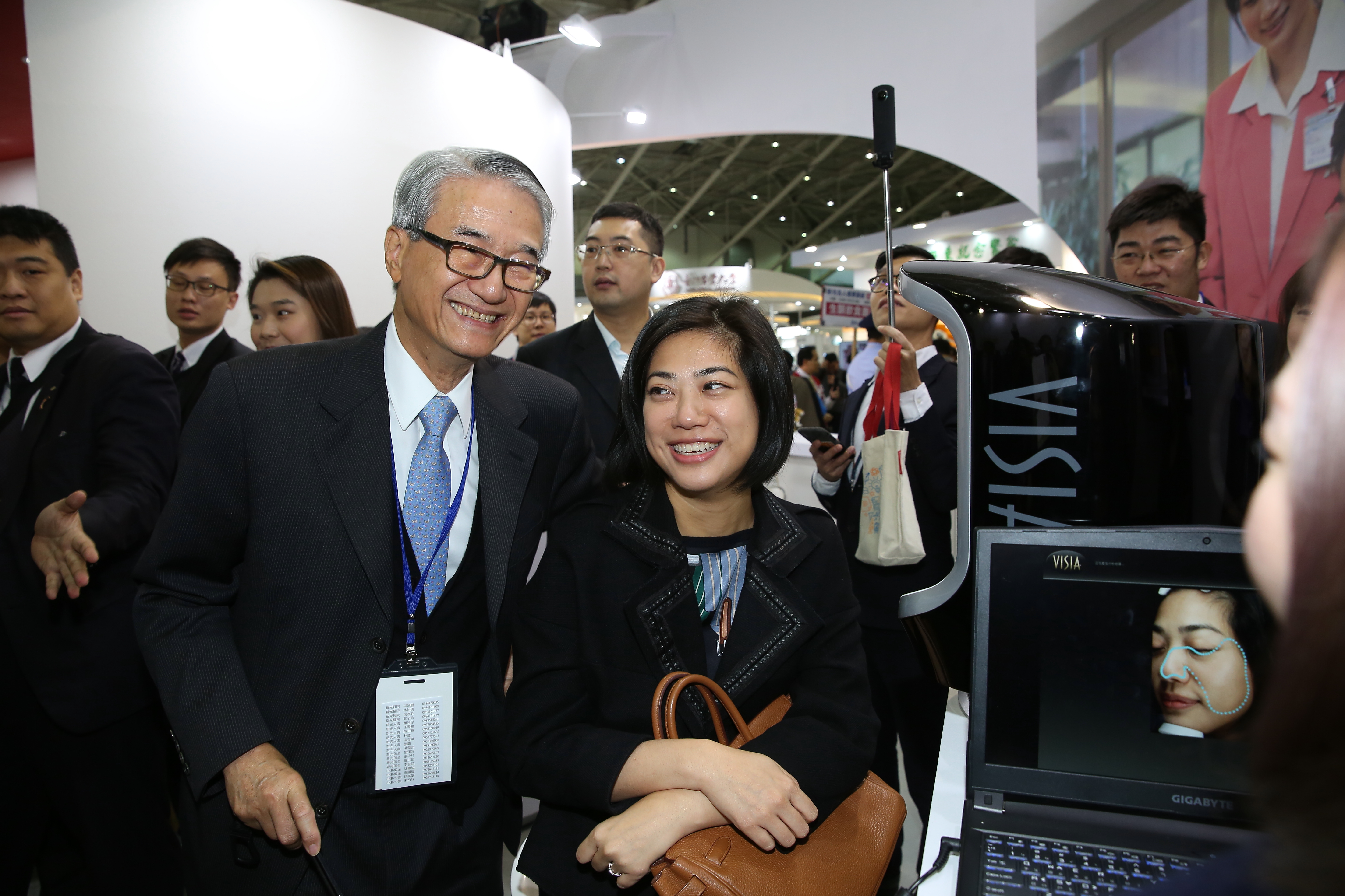 新光金今天舉行股東會，董事長吳東進（前排左）退位，改由前新光金副董許澎接任，懸缺已久的新光金總經理則由吳欣儒（前排右）接任。圖為本刊資料照。