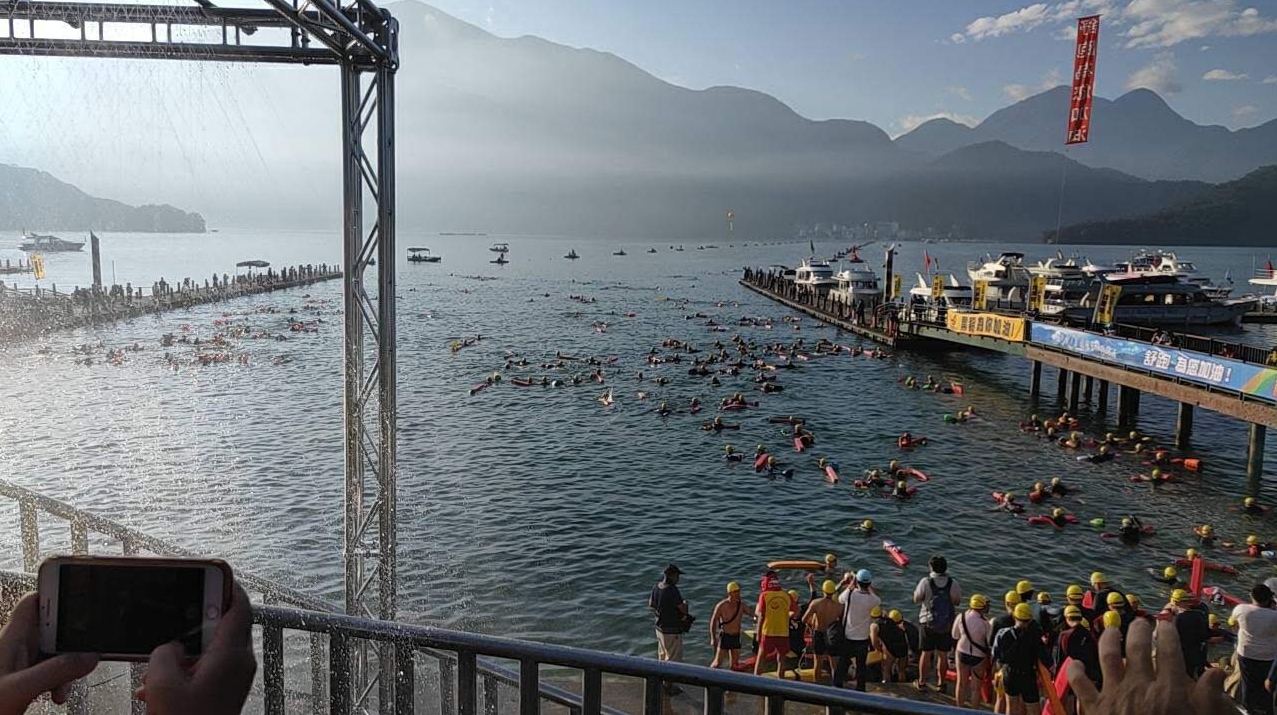 萬人泳渡日月潭活動傳出將因撞期邵族新年祖靈祭而取消，被指為假消息。（翻攝埔里早泳會官網）