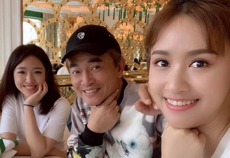 吳宗憲二女兒Vivian（左1）被求婚成功。（翻攝自吳宗憲臉書）