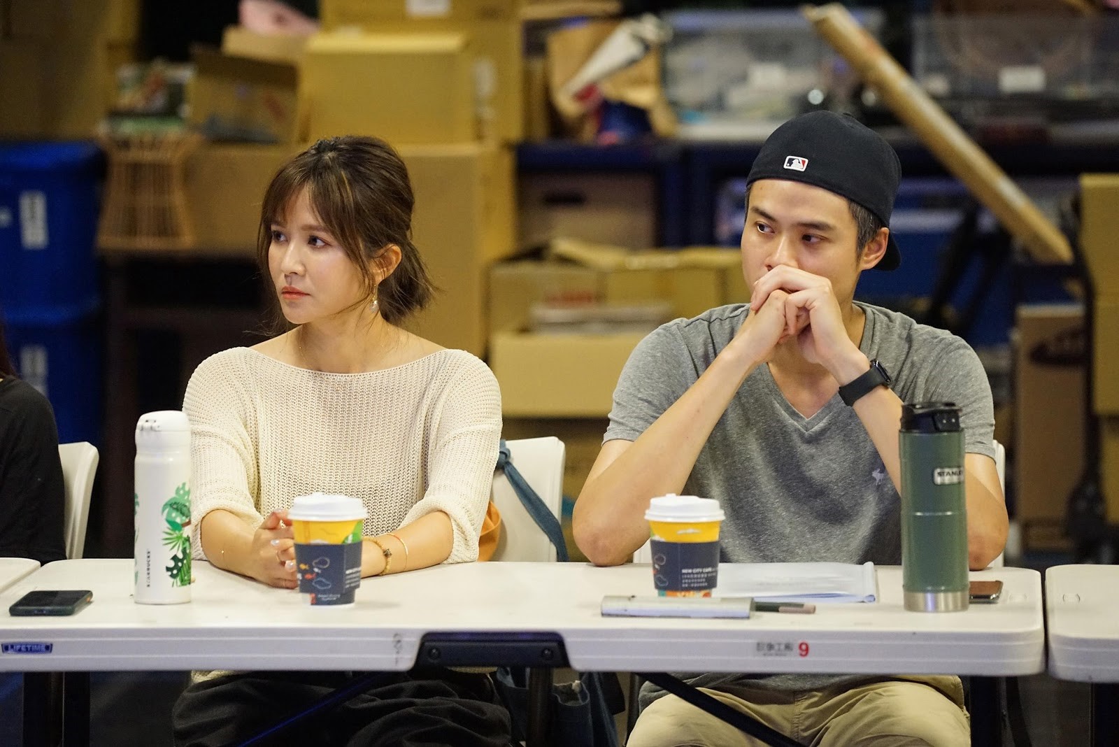 吳定謙（右）受邀演出《我們與惡的距離》劇場版，由吳怡霈（左）演他妻子。（故事工廠提供）