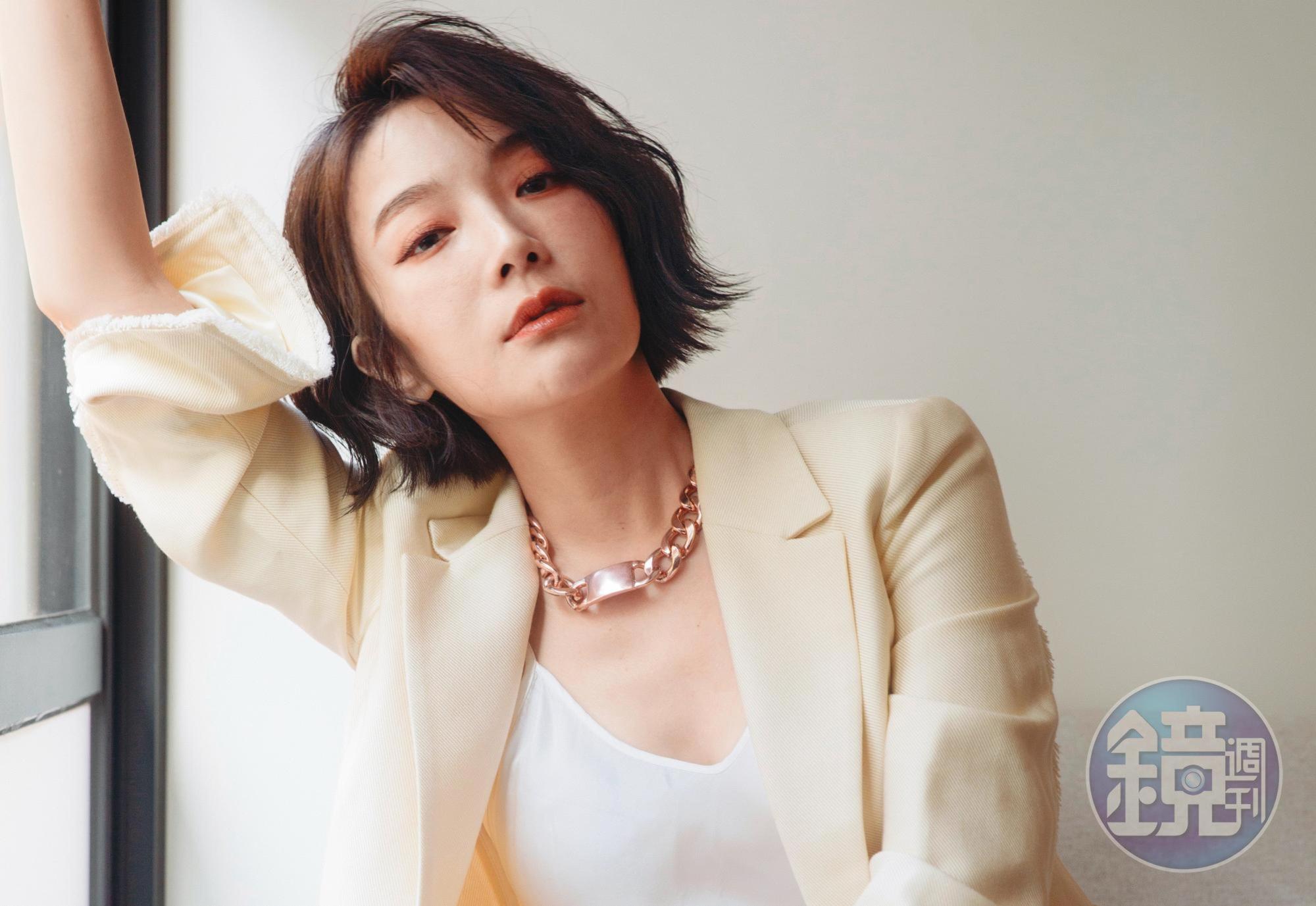 蔡淑臻說話輕柔,電眼中綻放著浪漫,雙魚座女子喜歡談戀愛的感覺,挺過情傷依舊勇敢追愛,她的浪漫有務實打底,所以懂得好好過日子。
