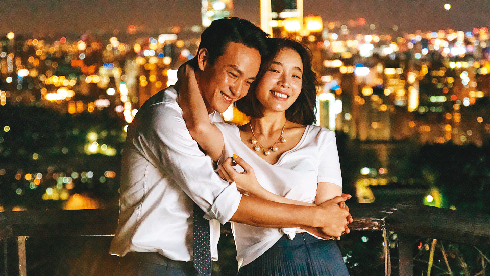蔡淑臻(右)在《噬罪者》深刻詮釋女人嫁給錢卻放不掉愛的不甘心,和曹晏豪(左)有精彩對手戲。(公視提供)