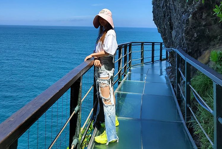 蔡依林頭戴漁夫帽，身穿白T恤、牛仔褲，站在花蓮天空步道上。（翻攝自蔡依林IG）
