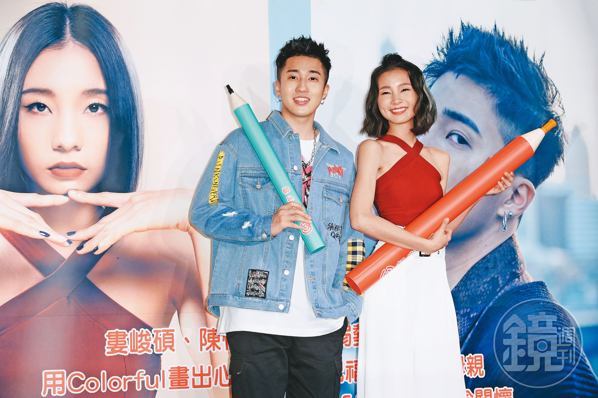 陳忻玥（右）與創作歌手婁峻碩（左）一起出席公益活動。