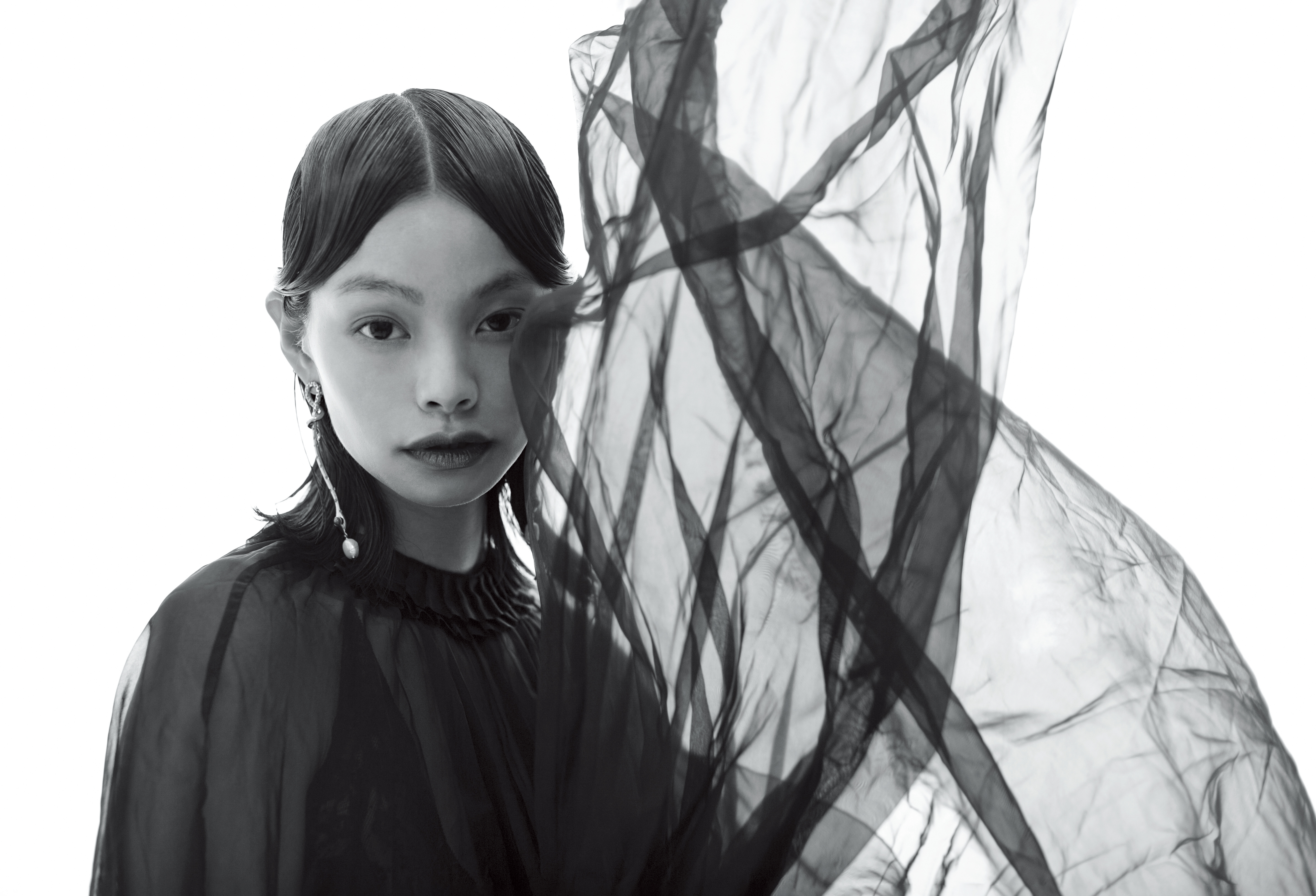 黑色薄紗洋裝 NT$190,000 by GUCCI Callie；耳環 NT$19,300 by Chloé