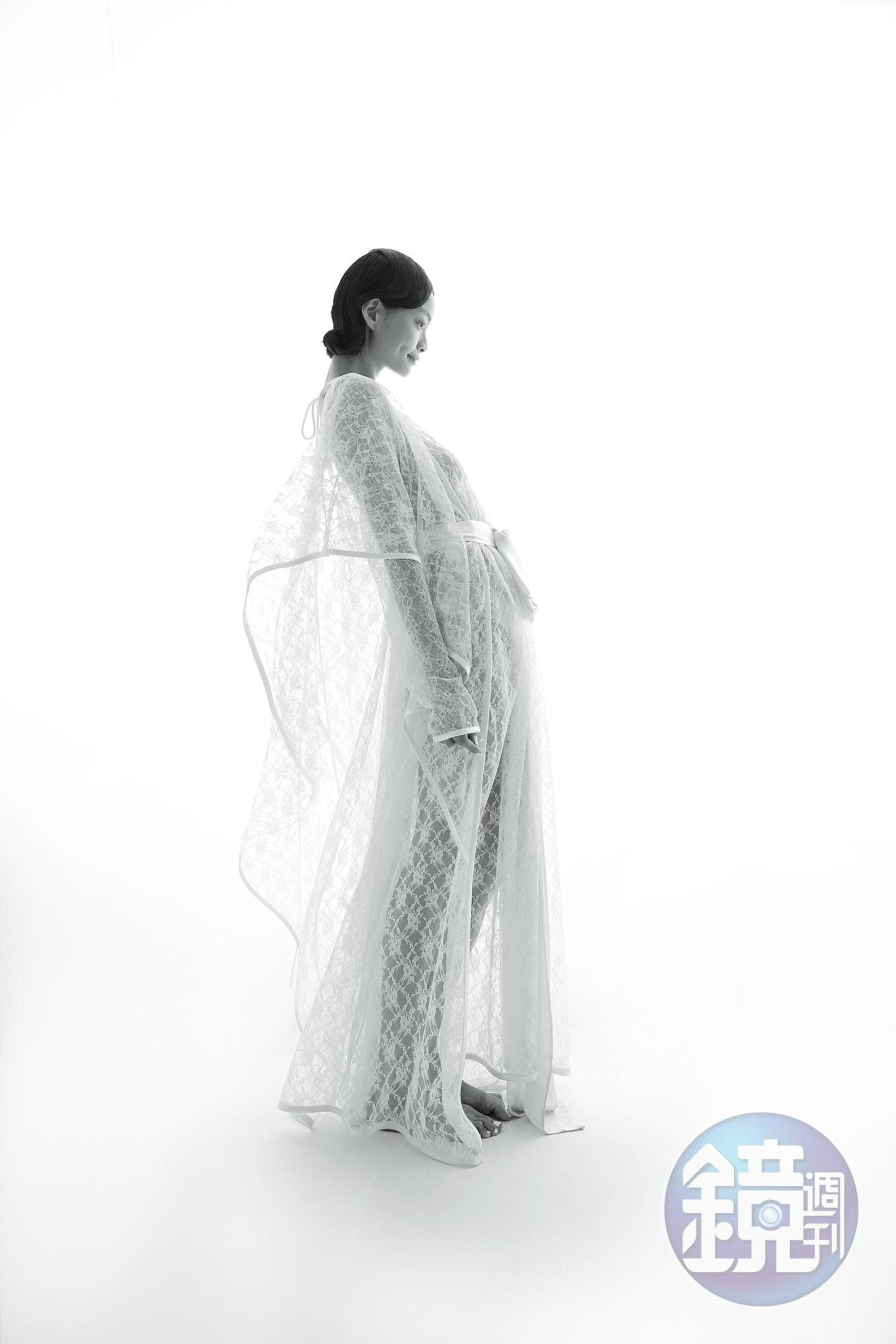 白色蕾絲綁帶洋裝 NT$134,000 by LOEWE