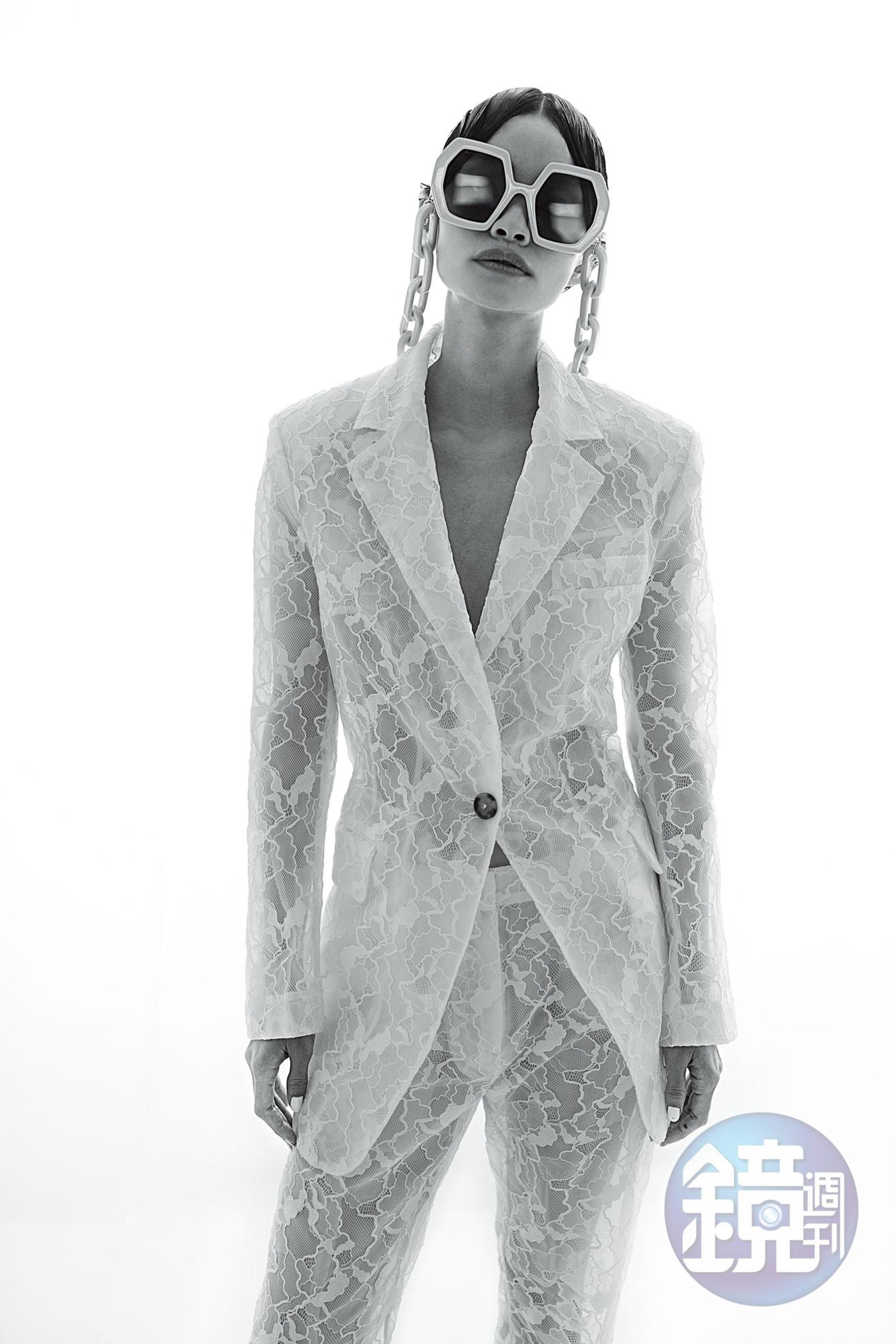 白色單排扣蕾絲夾克 NT$34,800 by MSGM；白色蕾絲女裝長褲 NT$20,800 by MSGM；墨鏡 NT$17,000 by GUCCI；眼鏡鍊帶 NT$11,900 by GUCCI