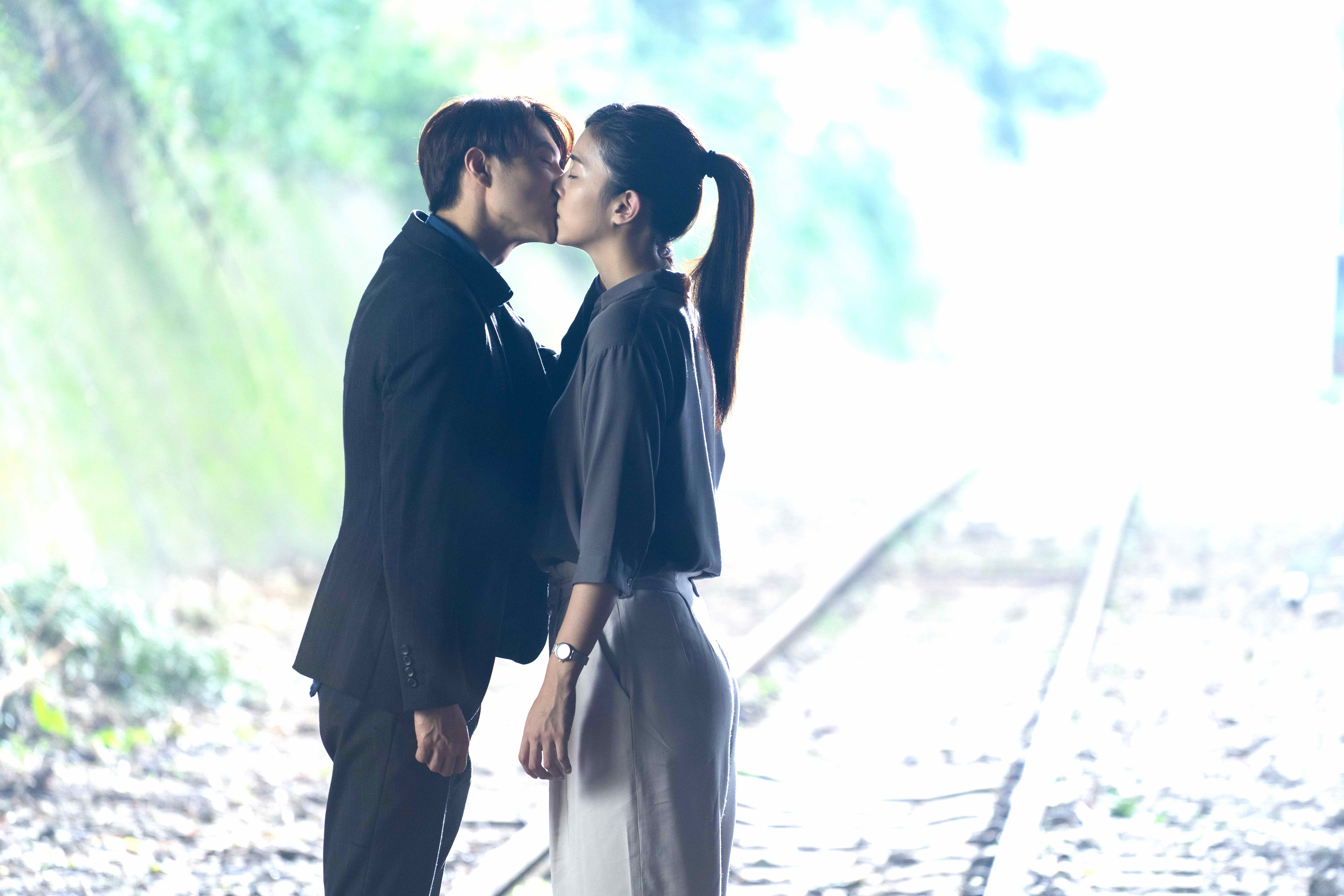 台視八大《覆活》邱勝翊、任容萱隧道吻別。（八大提供）