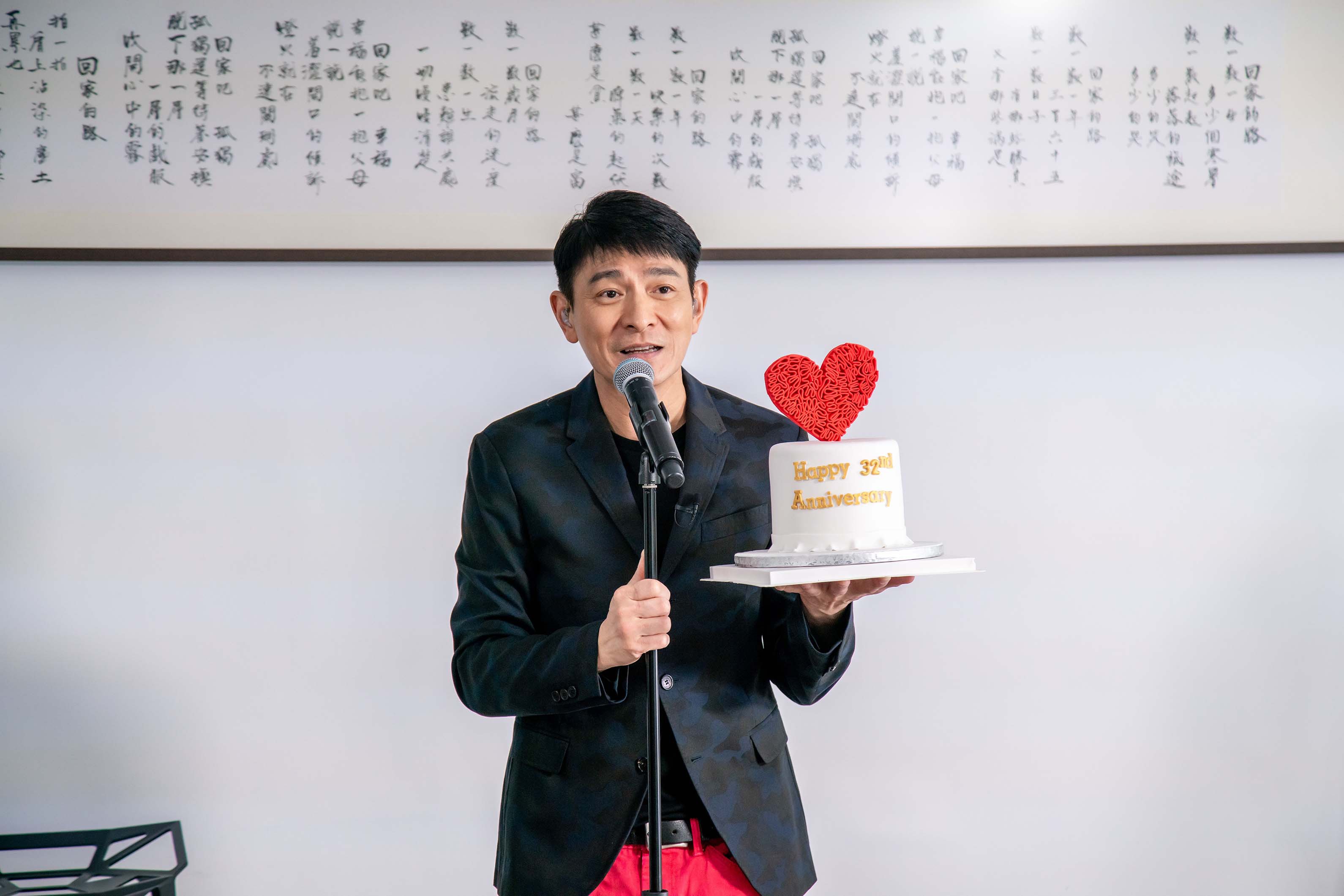 「華仔天地」設立32年，劉德華親獻蛋糕。（台灣映藝提供）